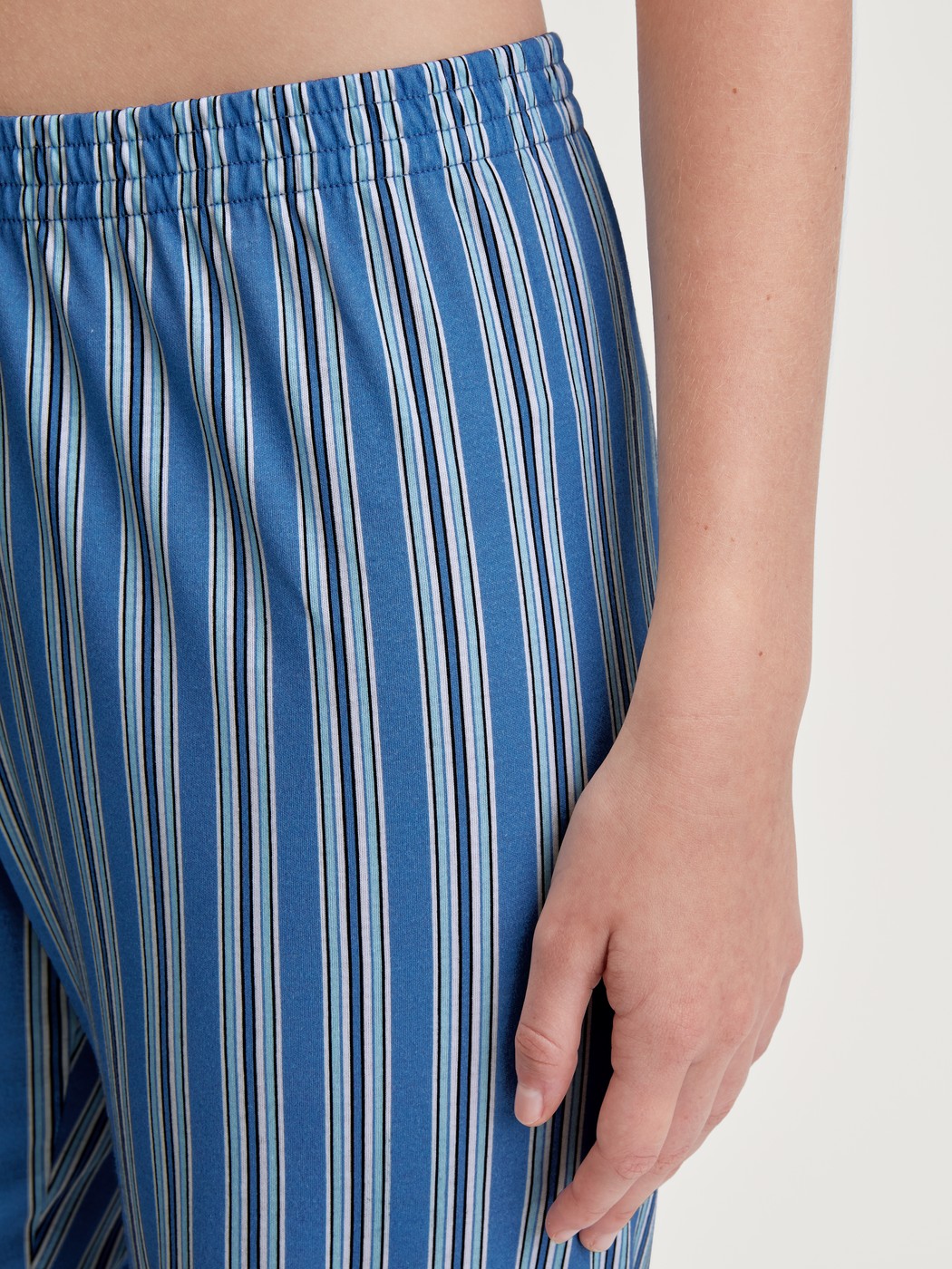Damen-Model trägt Pyjamahose aus 100% Baumwolle in Blau, Gestreift aus Serie Favourites Journey von CALIDA, Detail