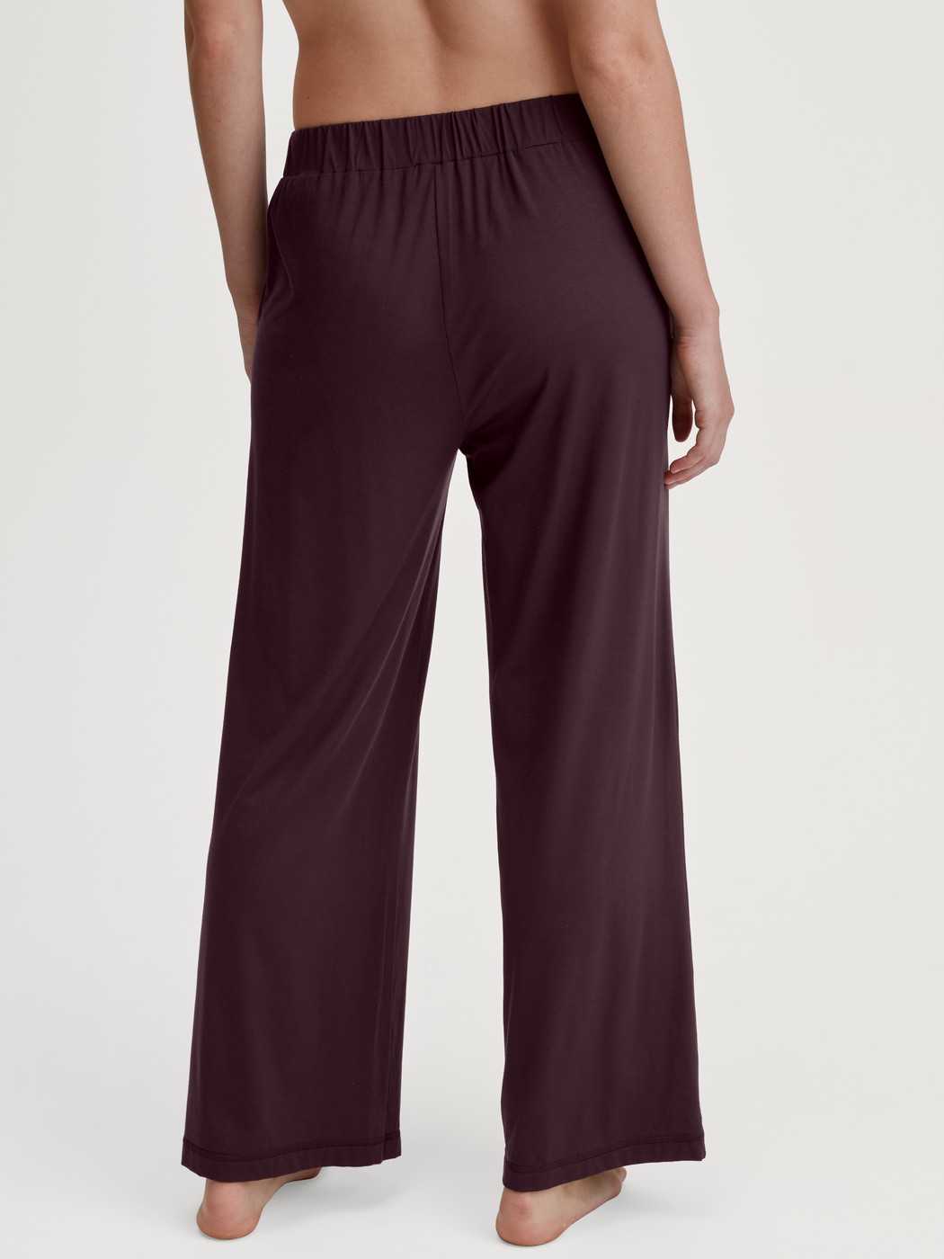Damen-Model trägt Pyjamahose aus Modal in Braun, Einfarbig aus Serie DSW Balancing von CALIDA, Rückansicht