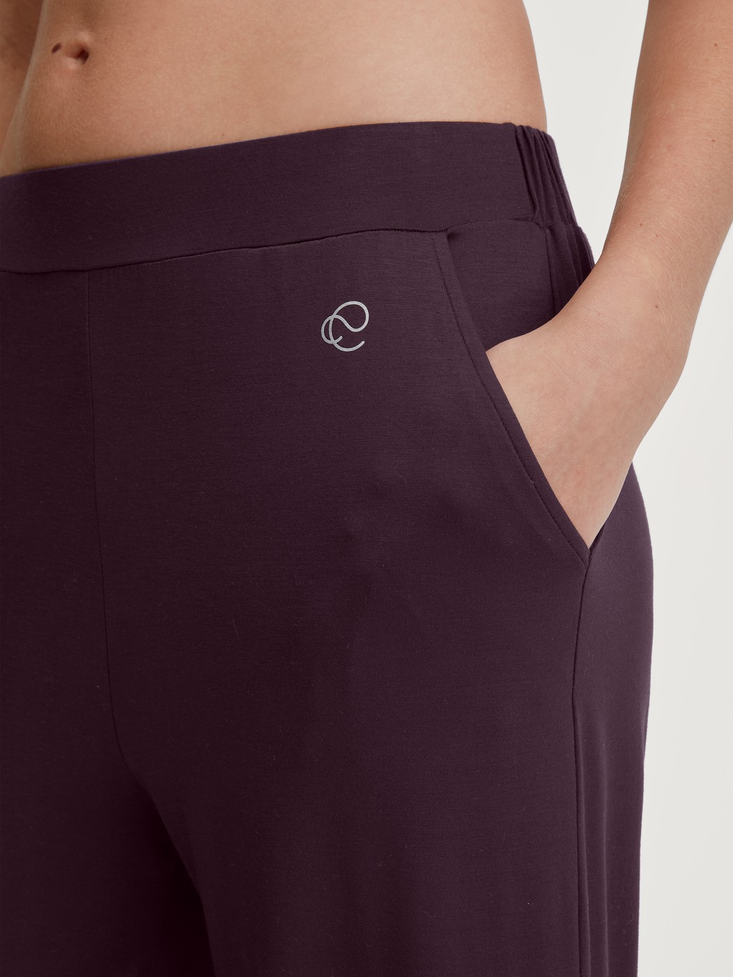 Damen-Model trägt Pyjamahose aus Modal in Braun, Einfarbig aus Serie DSW Balancing von CALIDA, Detail