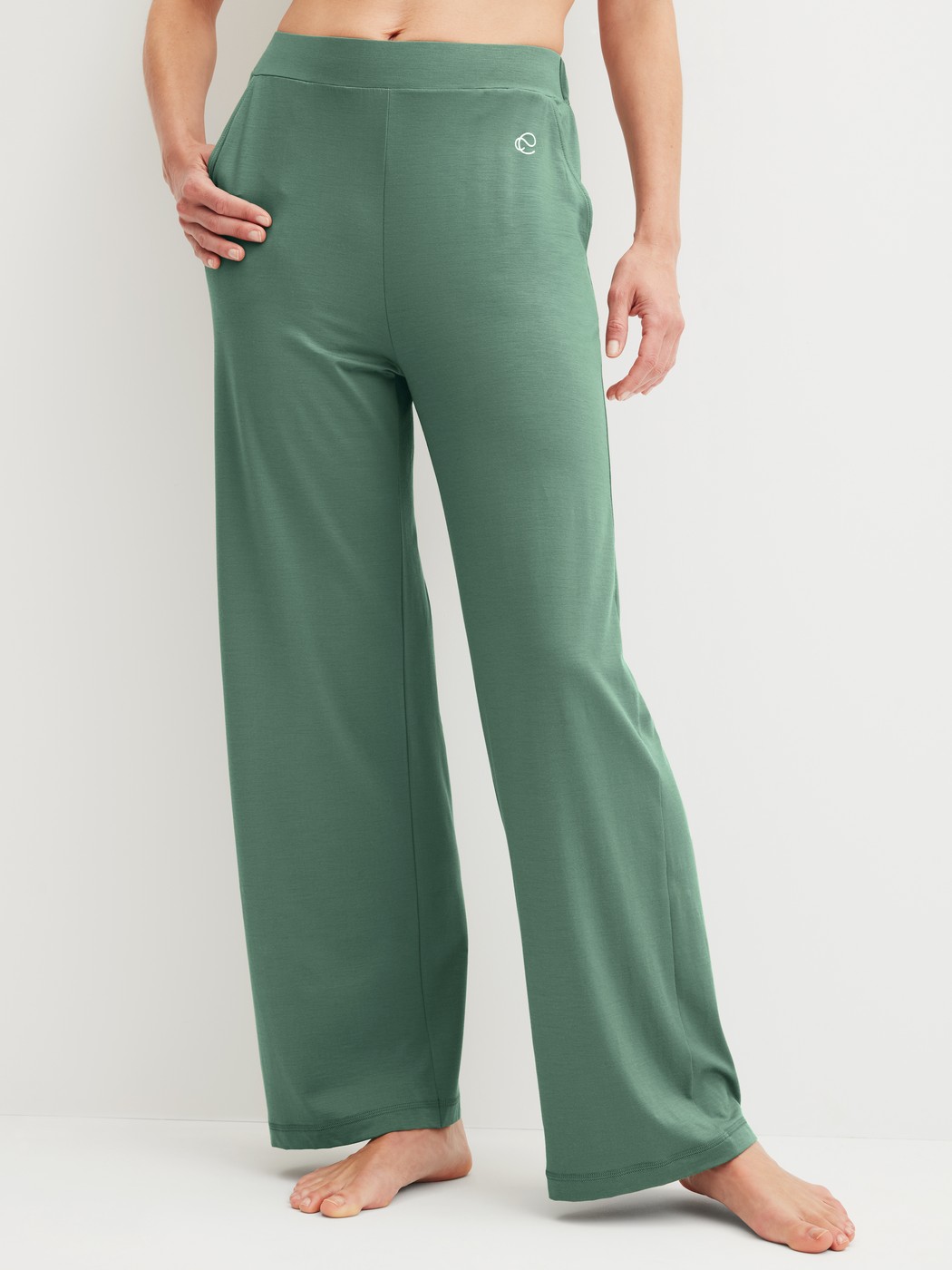 Damen-Model trägt Pyjamahose aus Modal in Grün, Einfarbig aus Serie DSW Balancing von CALIDA, Vorderansicht