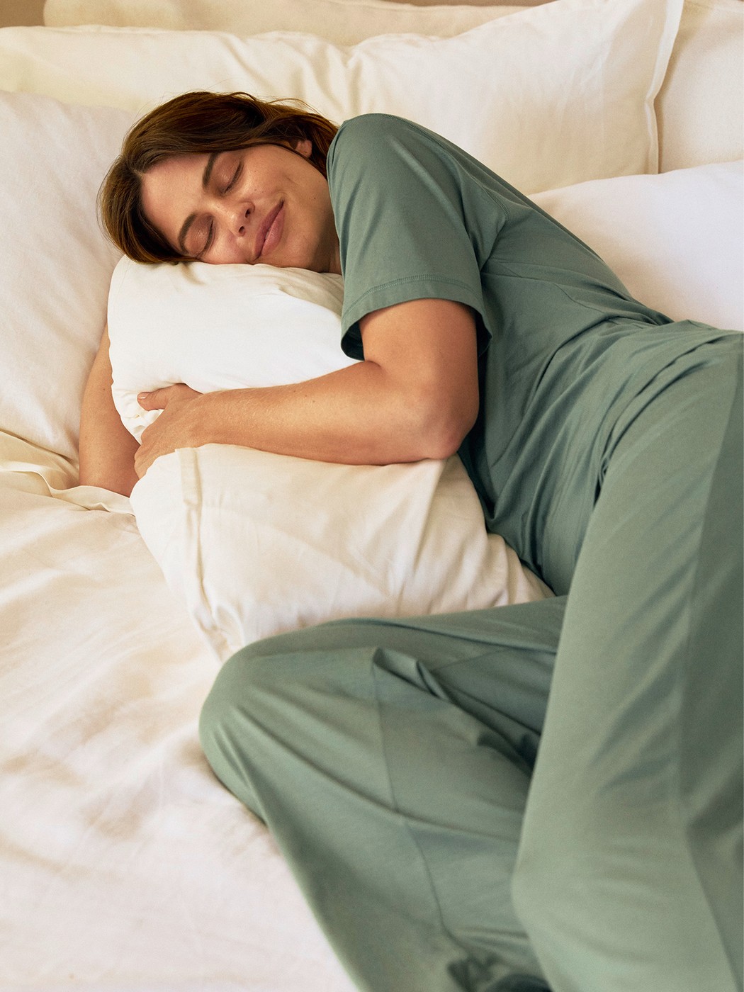 Damen-Model trägt Pyjamahose aus Modal in Grün, Einfarbig aus Serie DSW Balancing von CALIDA, Zusatzbild