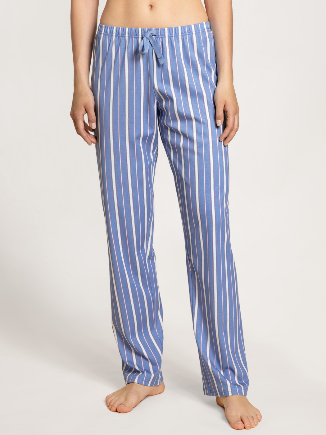 Damen-Model trägt Pants aus 100% Baumwolle in Blau, Einfarbig aus Serie Special von CALIDA, Vorderansicht
