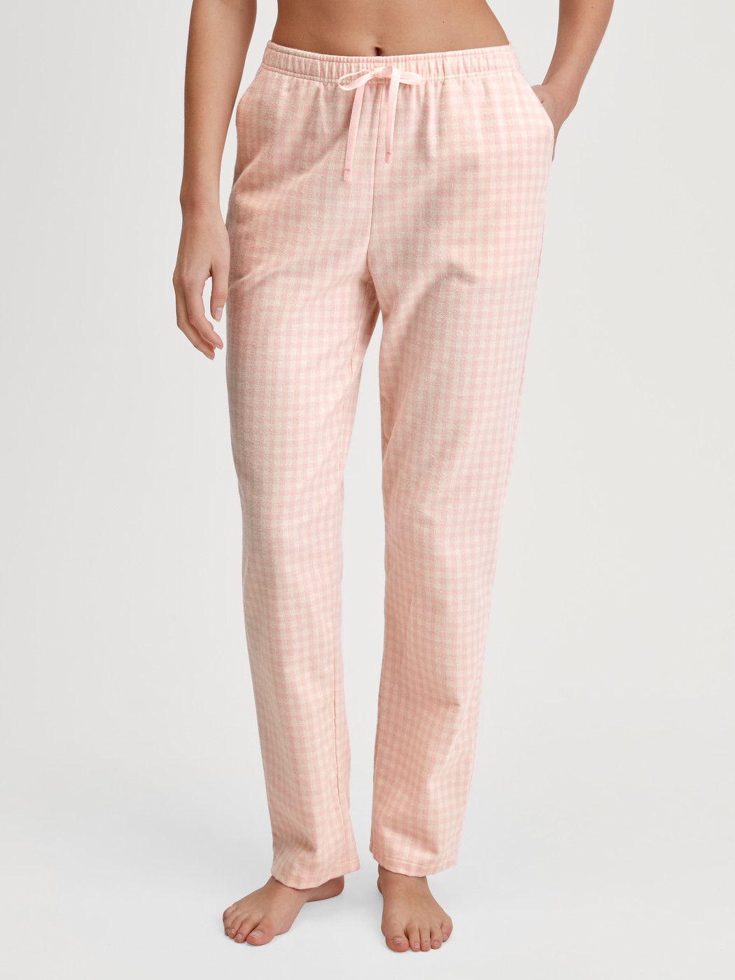 Damen-Model trägt Flanellhose mit Seitentaschen aus 100% Baumwolle in Beige, Einfarbig aus Serie Favourites Universe von CALIDA, Vorderansicht