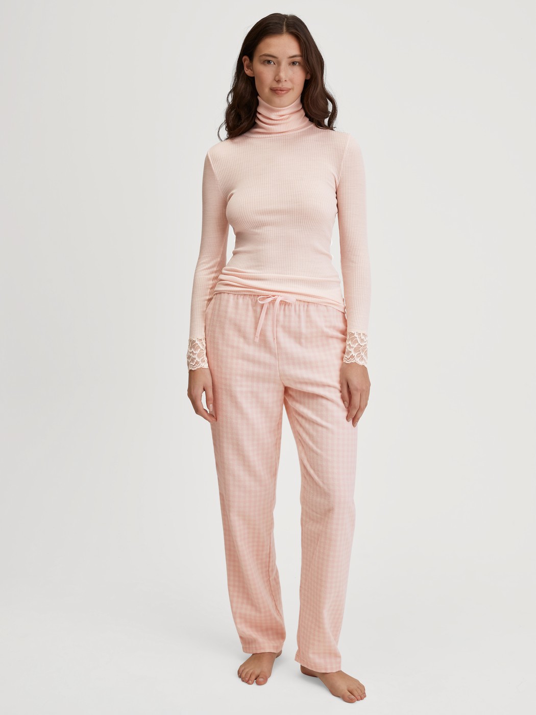 Damen-Model trägt Flanellhose mit Seitentaschen aus 100% Baumwolle in Beige, Einfarbig aus Serie Favourites Universe von CALIDA, Outfit