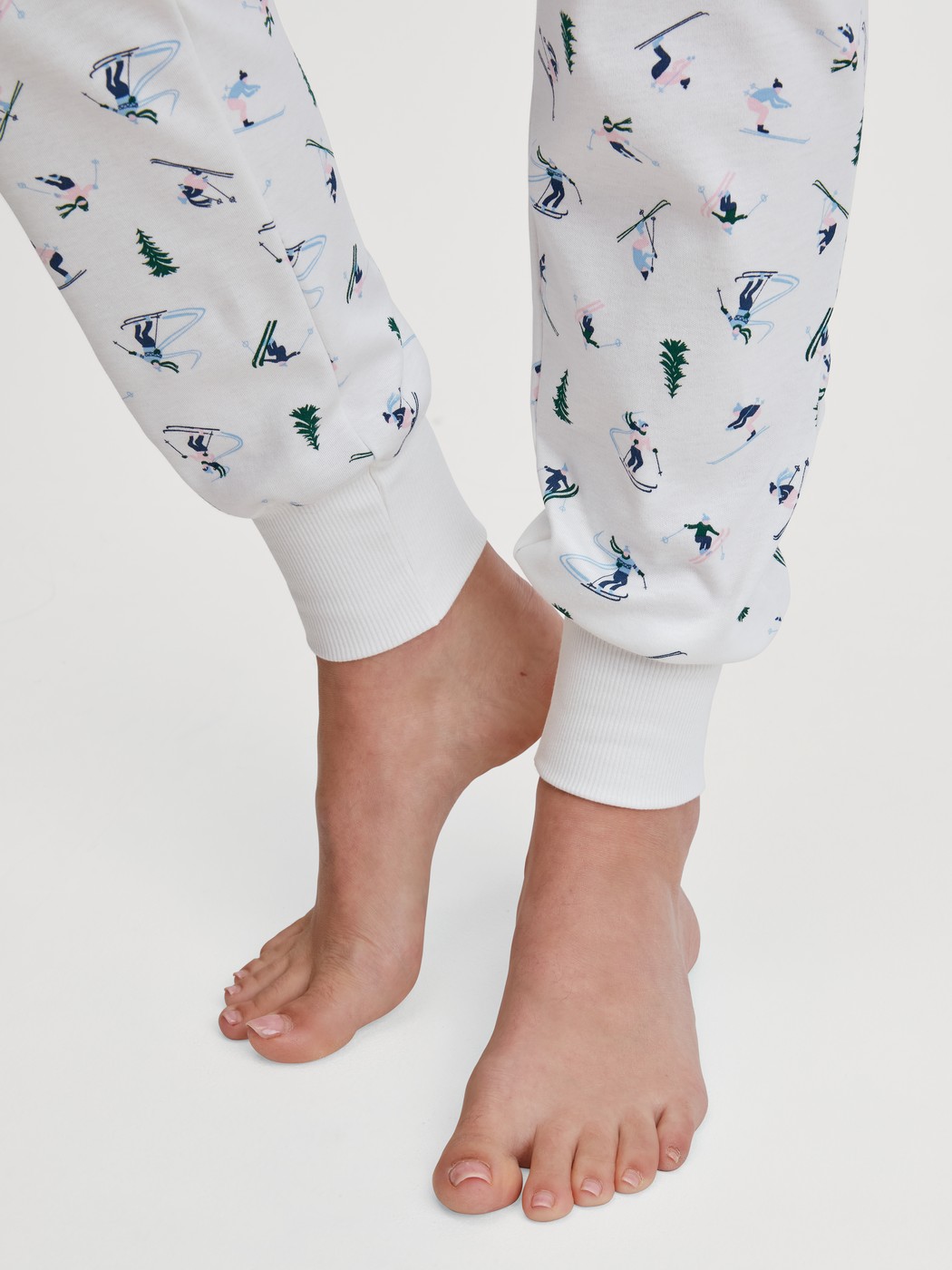 Damen-Model trägt Pyjamahose mit Bündchen aus 100% Baumwolle in Weiß, Gemustert aus Serie Ski Resort von CALIDA, Detail