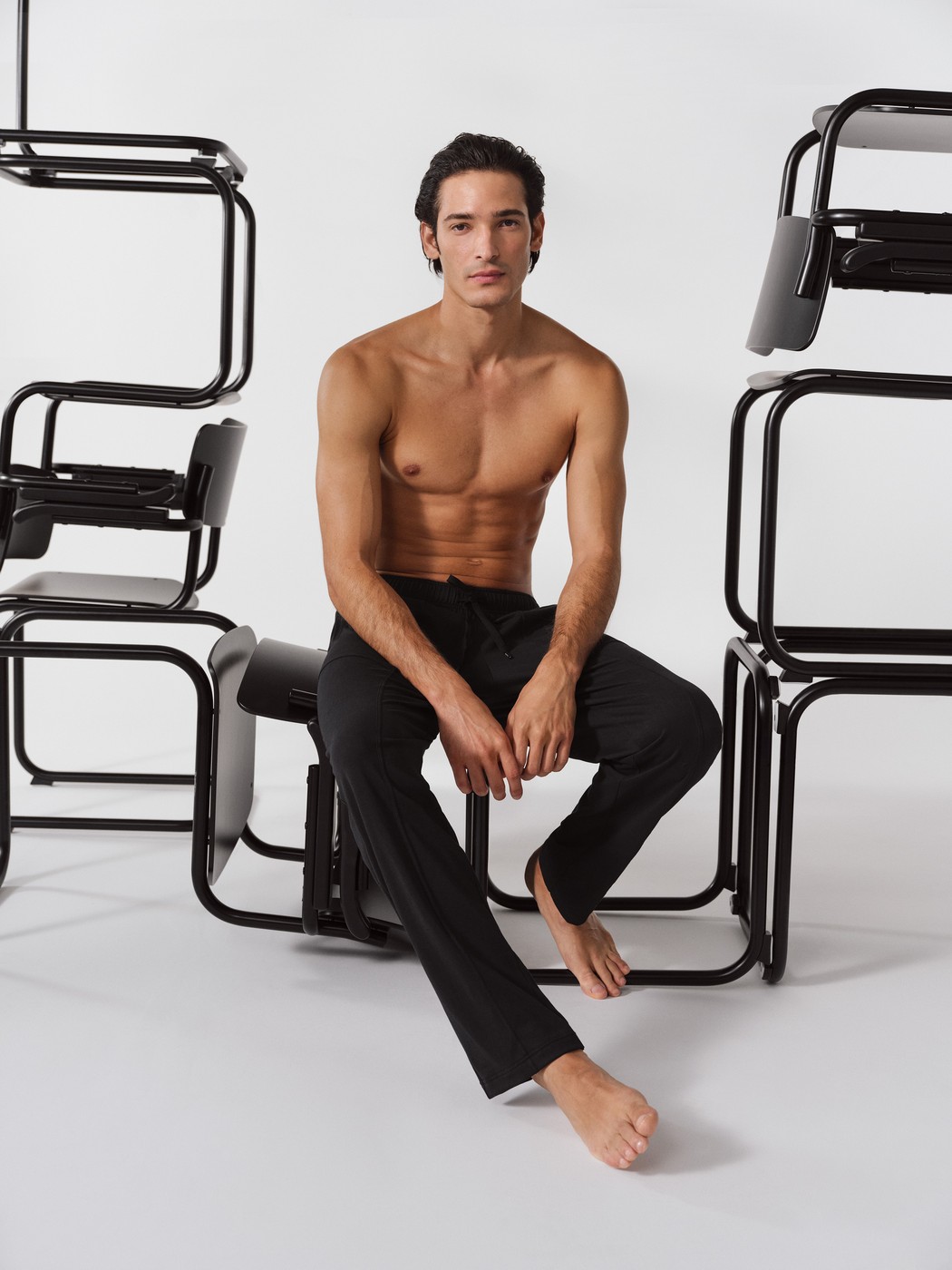 Herren-Model trägt Pyjamahose mit Seitentaschen aus 100% Baumwolle in Schwarz, Einfarbig aus Serie RMX Sleep Leisure von CALIDA, Zusatzbild