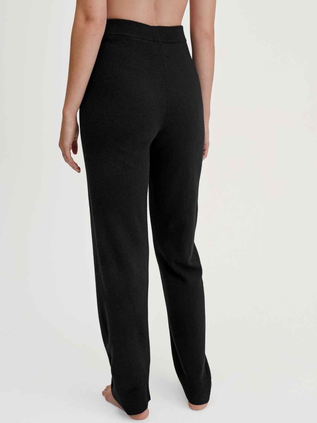 Damen-Model trägt Strickhose aus Merinowolle aus Wolle in Schwarz, Einfarbig aus Serie The Cosy Collection von CALIDA, Rückansicht