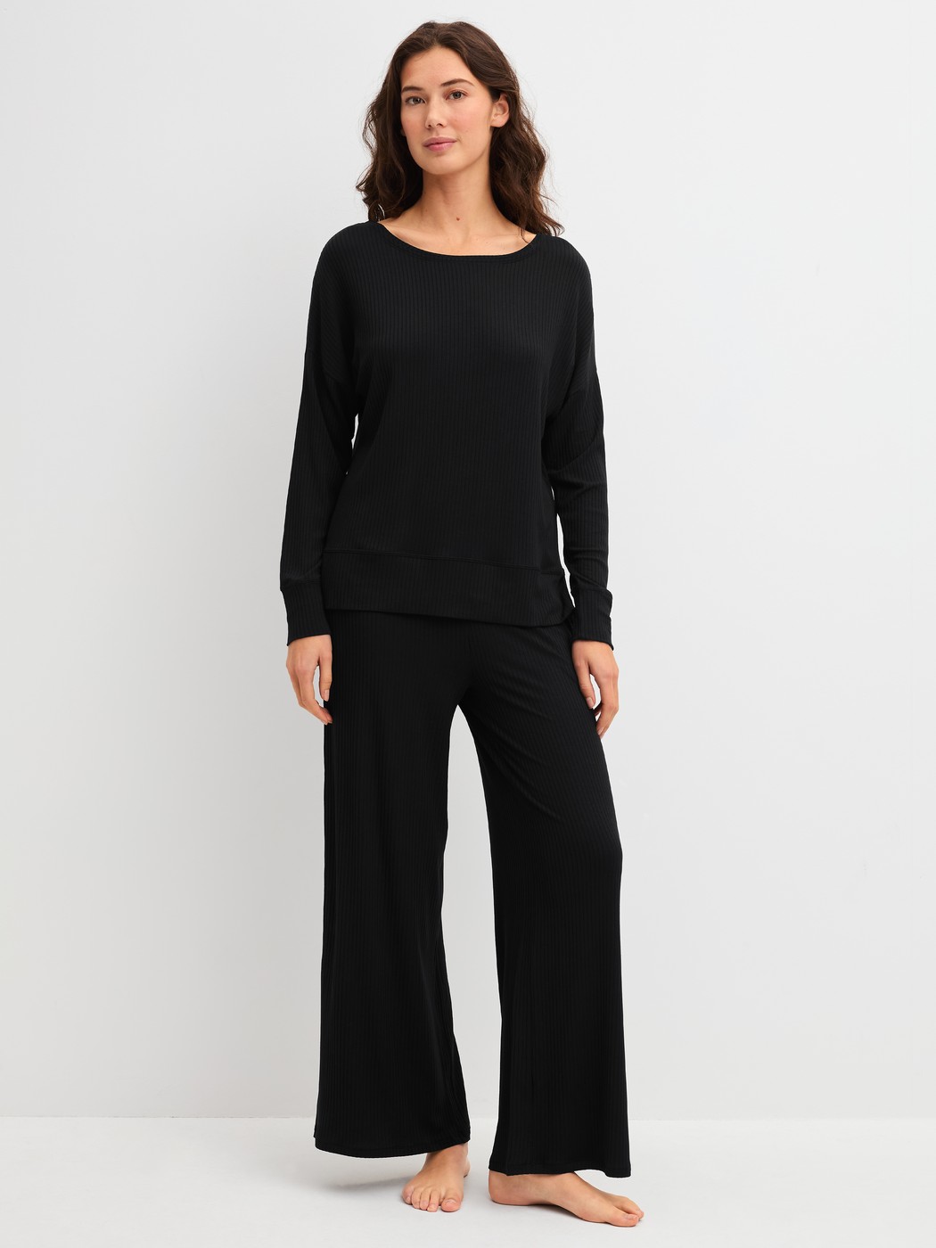Damen-Model trägt Loungehose aus TENCEL™ Modal aus Modal in Schwarz, Einfarbig aus Serie Feminine Lounge von CALIDA, Outfit