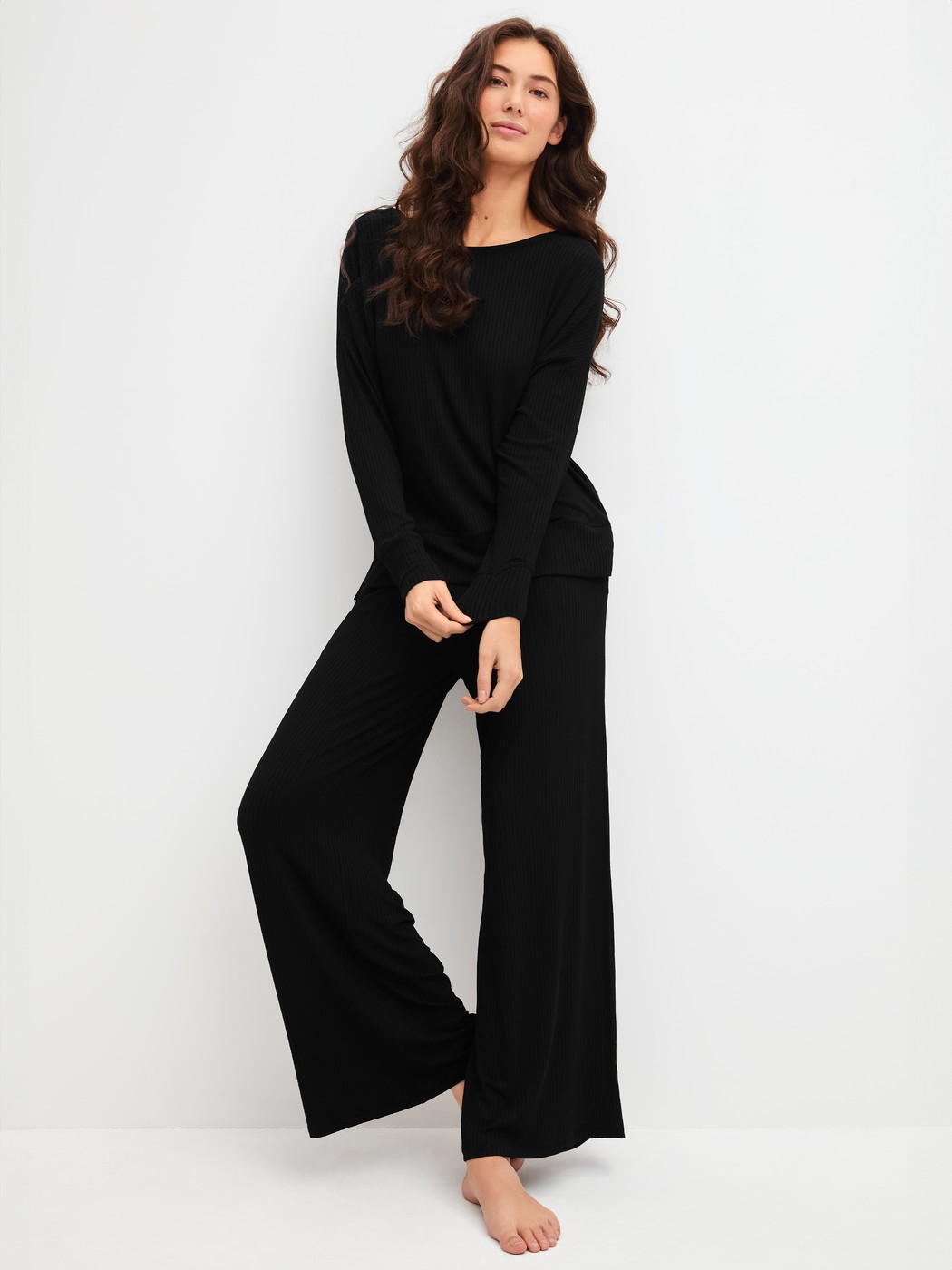 Damen-Model trägt Loungehose aus TENCEL™ Modal aus Modal in Schwarz, Einfarbig aus Serie Feminine Lounge von CALIDA, Zusatzbild