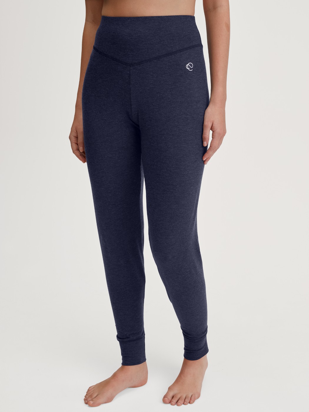 Damen-Model trägt Pyjamahose mit Bündchen aus Lyocell in Blau, Einfarbig aus Serie DSW Warming von CALIDA, Vorderansicht