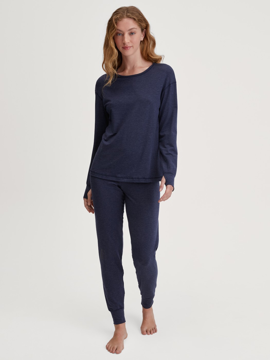 Damen-Model trägt Pyjamahose mit Bündchen aus Lyocell in Blau, Einfarbig aus Serie DSW Warming von CALIDA, Outfit