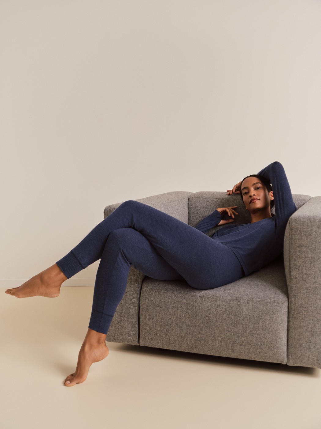 Damen-Model trägt Pyjamahose mit Bündchen aus Lyocell in Blau, Einfarbig aus Serie DSW Warming von CALIDA, Zusatzbild