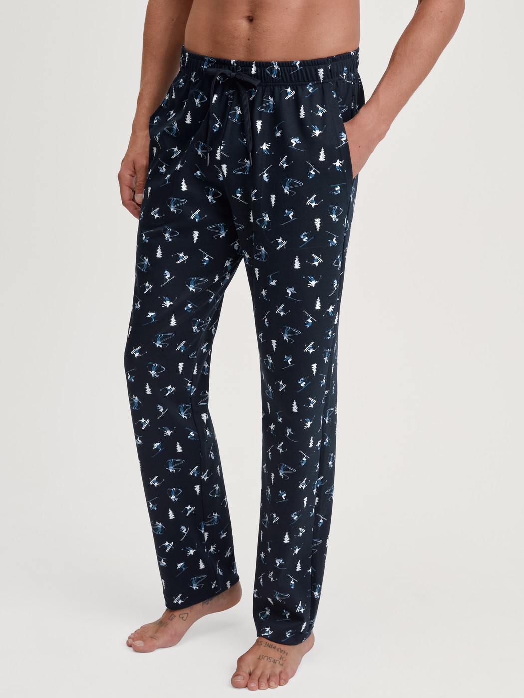 Le mannequin Homme porte le/la Bas de pyjama avec poches en 100% coton de couleur Bleu, À motifs, de la série RMX Ski Resort de CALIDA, Vue de face