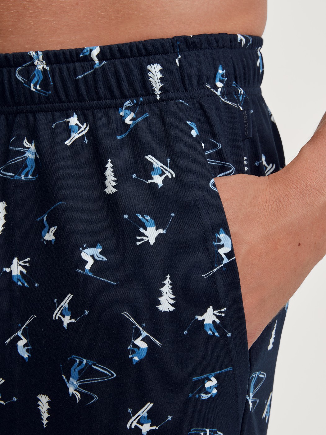 Le mannequin Homme porte le/la Bas de pyjama avec poches en 100% coton de couleur Bleu, À motifs, de la série RMX Ski Resort de CALIDA, Détail