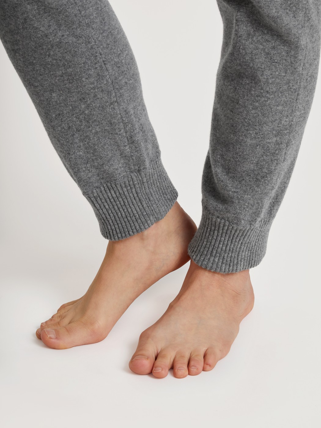 Knitted trousers with cuffs made of merino wool