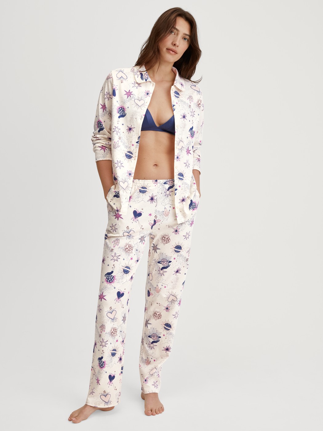 Damen-Model trägt Pyjamahose mit Seitentaschen aus 100% Baumwolle in Beige, Gemustert aus Serie Favourites Universe von CALIDA, Outfit