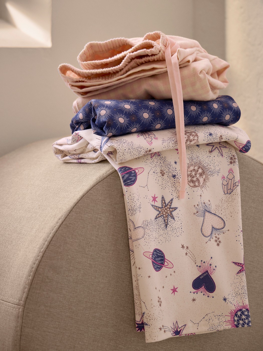 Damen - Pyjamahose mit Seitentaschen aus 100% Baumwolle in Beige, Gemustert aus Serie Favourites Universe von CALIDA, Detail