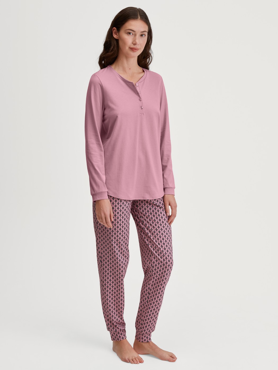 Le mannequin Femme porte le/la Bas de pyjama avec poignets en 100% coton de couleur Rose, Floral, de la série Favourites Botanic de CALIDA, Tenue