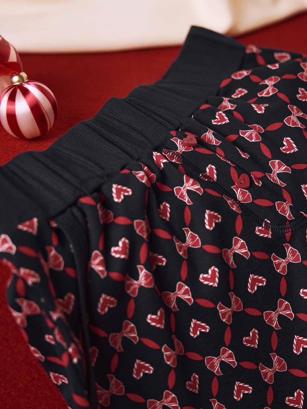 Damen - Pyjamahose mit Bündchen und Seitentaschen aus 100% Baumwolle in Blau, Gemustert aus Serie Favourites Holidays von CALIDA, Detail