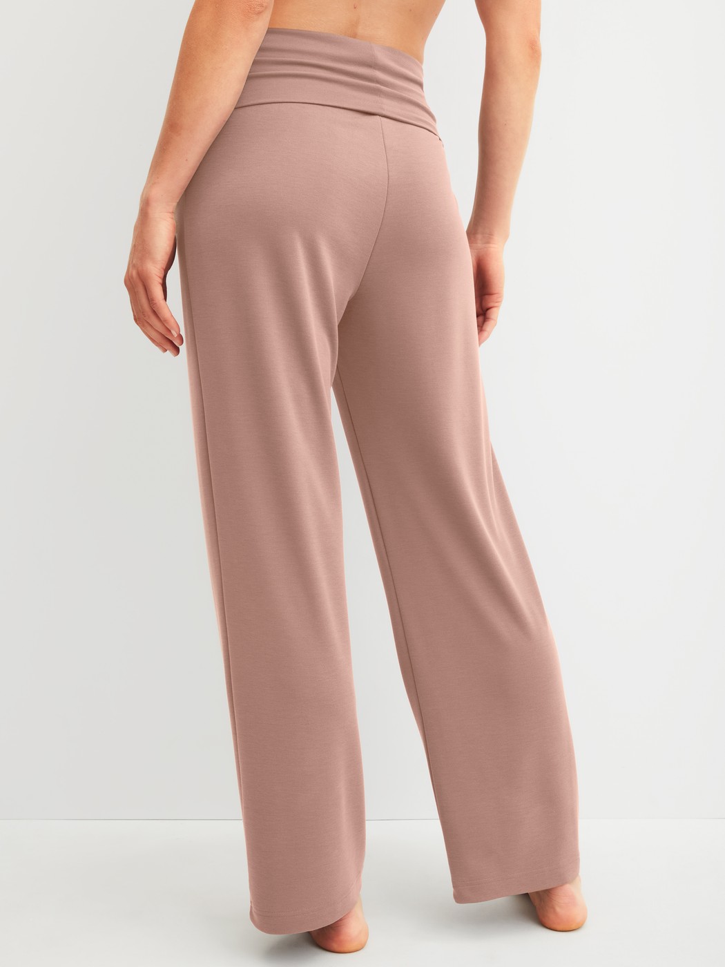 La modella / Il modello Donna indossa Pantaloni da casa in Modal di colore Marrone, Tinta unita, della serie Natural Loungewear di CALIDA, Vista posteriore