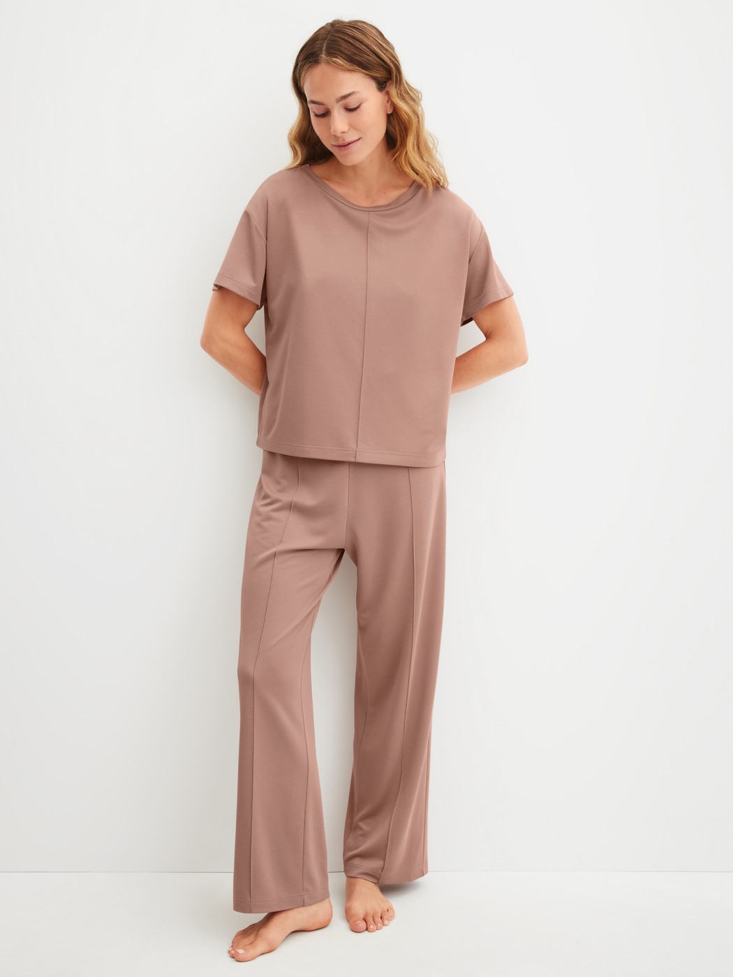 La modella / Il modello Donna indossa Pantaloni da casa in Modal di colore Marrone, Tinta unita, della serie Natural Loungewear di CALIDA, Abbigliamento