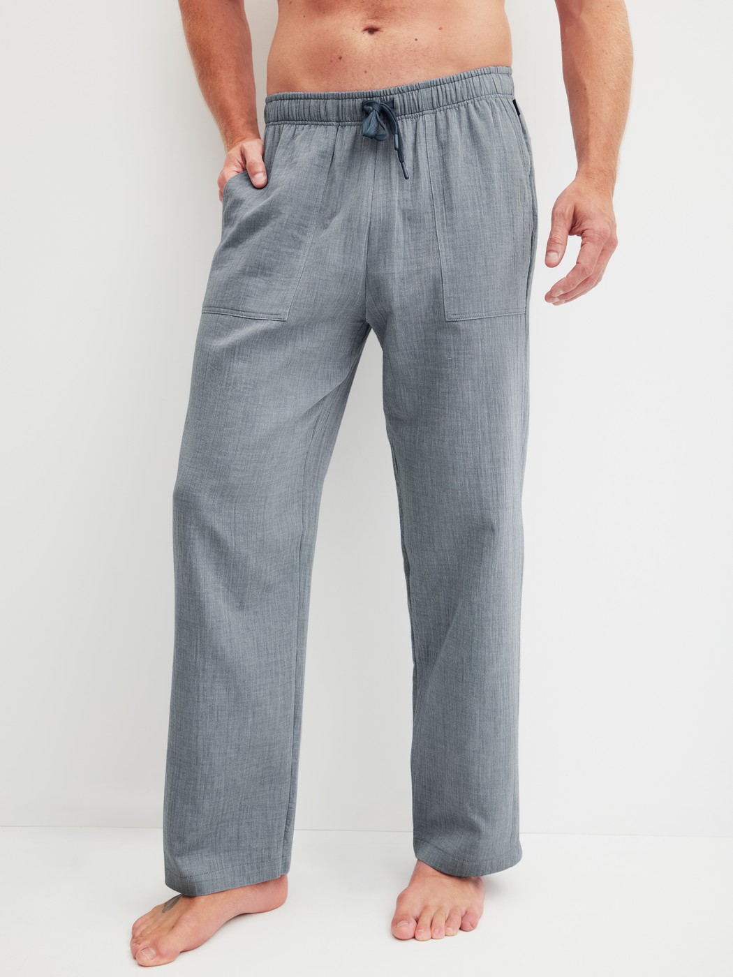 Le mannequin Homme porte le/la Pantalon de pyjama en 100% coton de couleur Gris, Unicolore, de la série RMX Sleep Journey de CALIDA, Vue de face