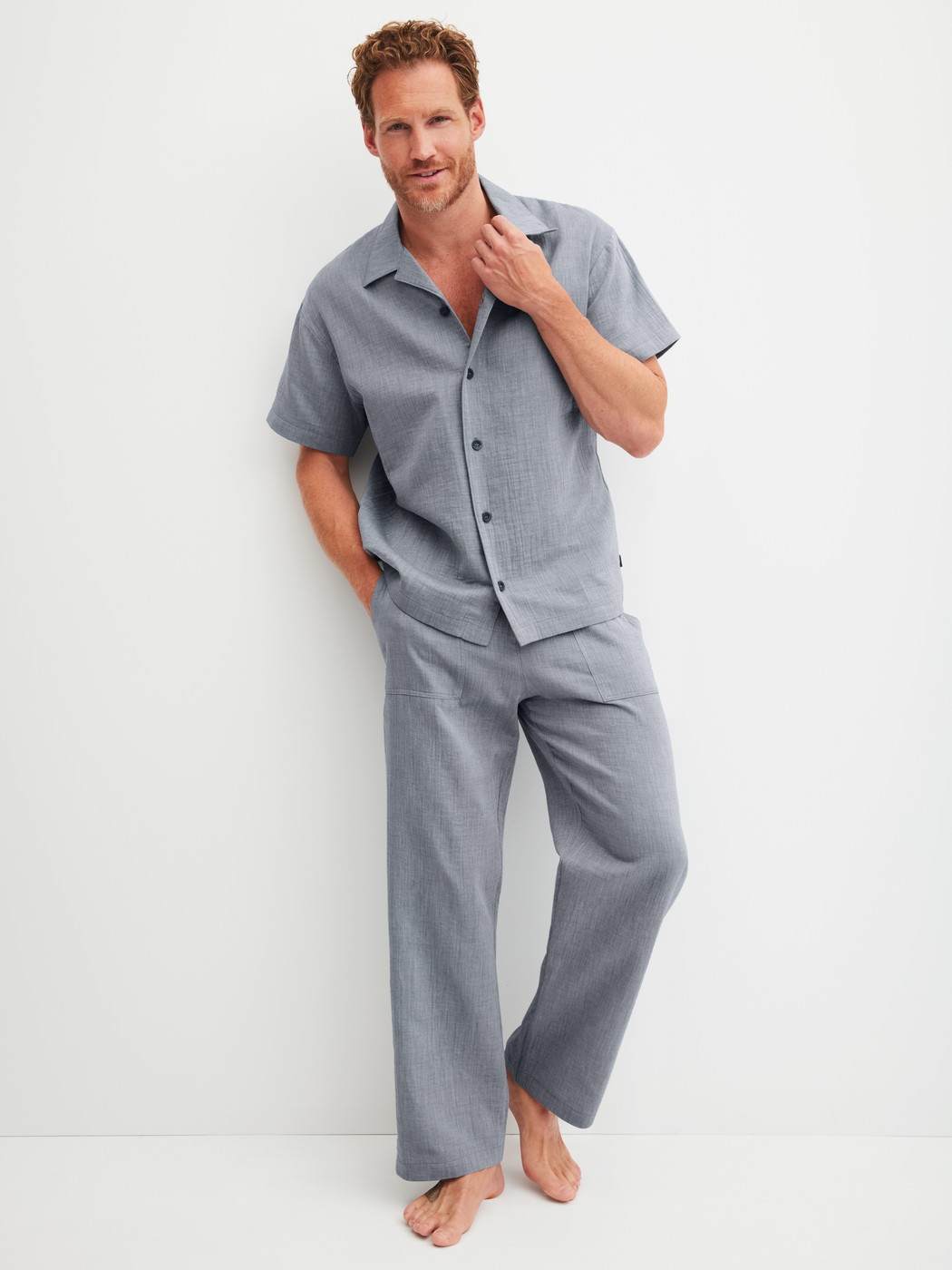 Le mannequin Homme porte le/la Pantalon de pyjama en 100% coton de couleur Gris, Unicolore, de la série RMX Sleep Journey de CALIDA, Tenue