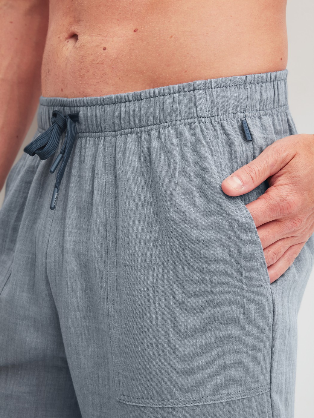 Le mannequin Homme porte le/la Pantalon de pyjama en 100% coton de couleur Gris, Unicolore, de la série RMX Sleep Journey de CALIDA, Détail