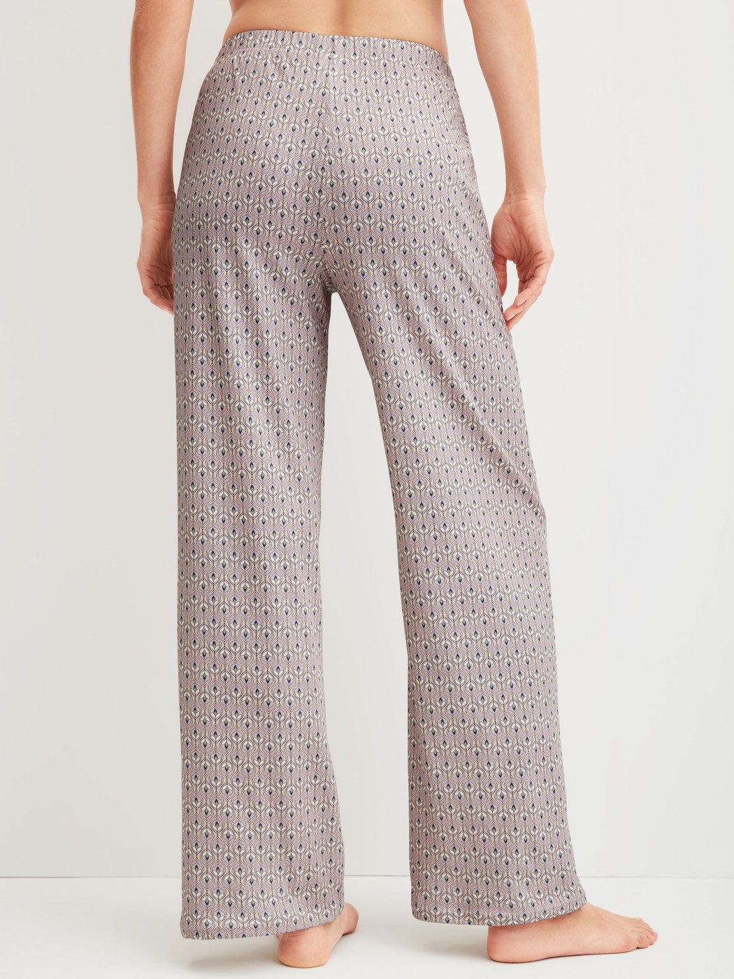 La modella / Il modello Donna indossa Pantaloni pigiama in 100% cotone di colore Verde, Modello, della serie Favourites Arts di CALIDA, Vista posteriore