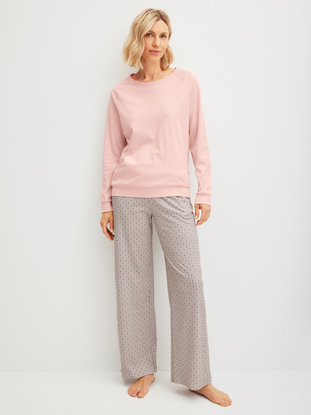 La modella / Il modello Donna indossa Pantaloni pigiama in 100% cotone di colore Verde, Modello, della serie Favourites Arts di CALIDA, Abbigliamento