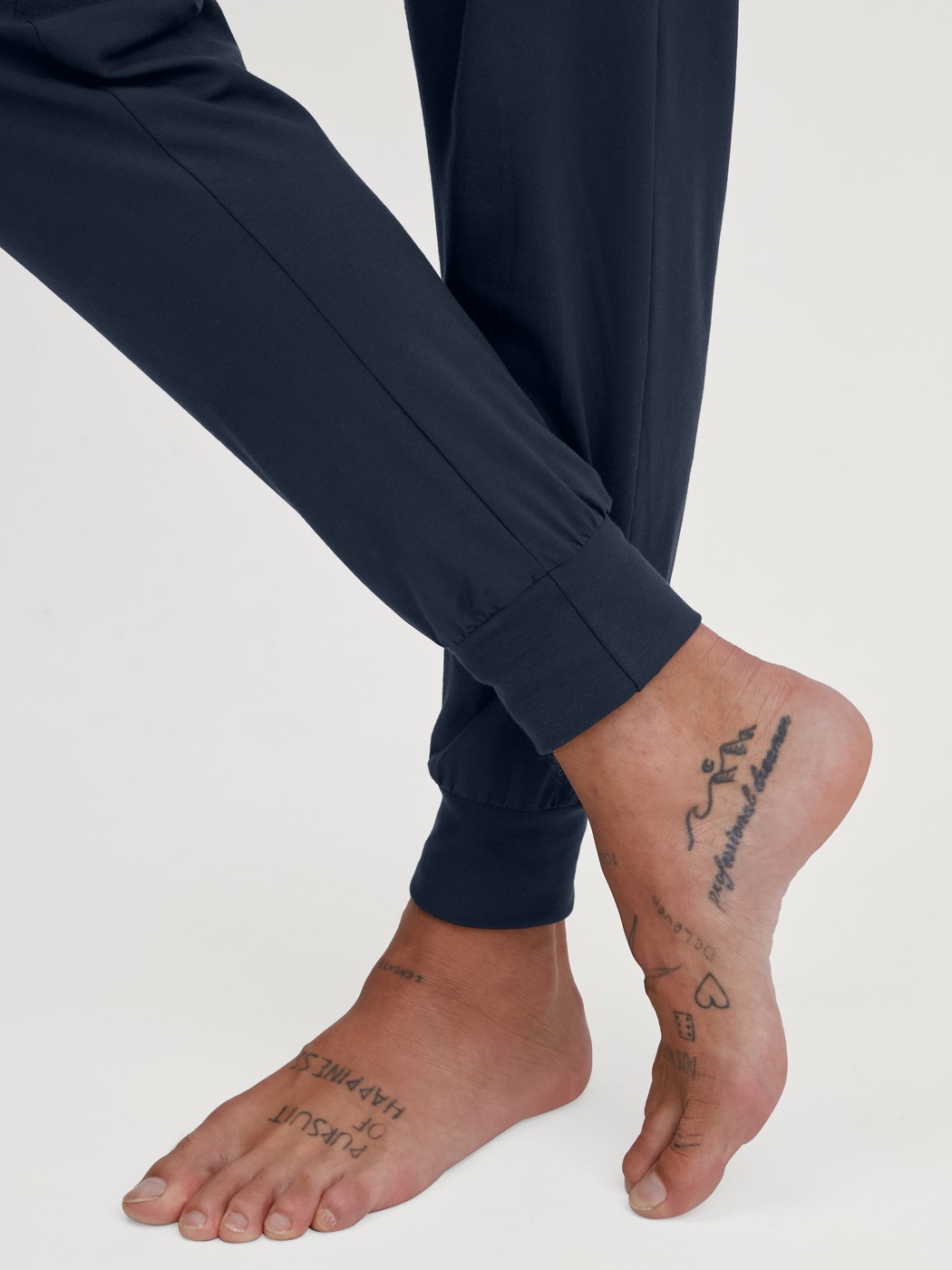 Le mannequin Homme porte le/la Bas de pyjama avec poignets en Modal de couleur Bleu, Unicolore, de la série DSW Balancing de CALIDA, Détail