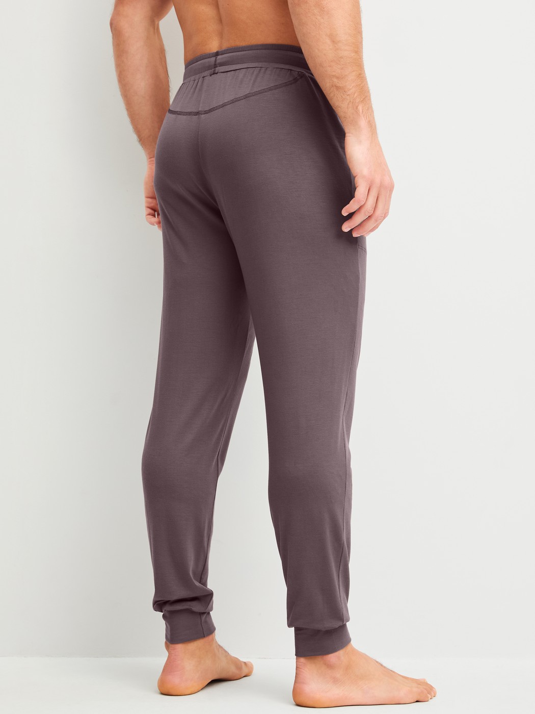 Le mannequin Homme porte le/la Bas de pyjama avec poignets en Modal de couleur Marron, Unicolore, de la série DSW Balancing de CALIDA, Vue arrière