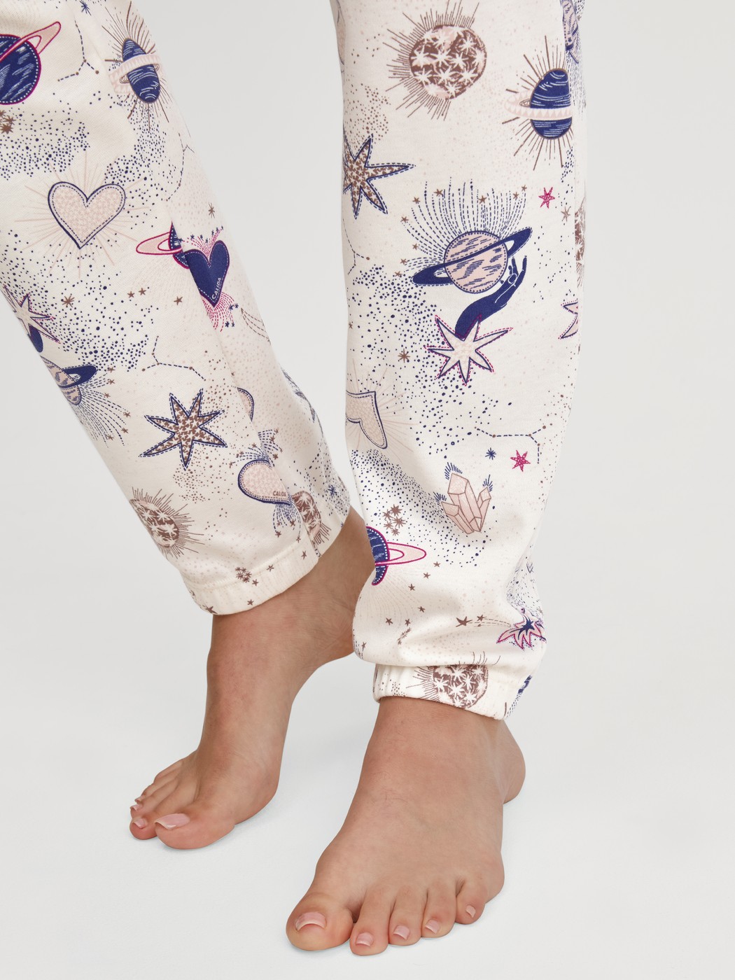 Damen-Model trägt Pyjamahose mit Bündchen aus 100% Baumwolle in Beige, Gemustert aus Serie Favourites Universe von CALIDA, Detail