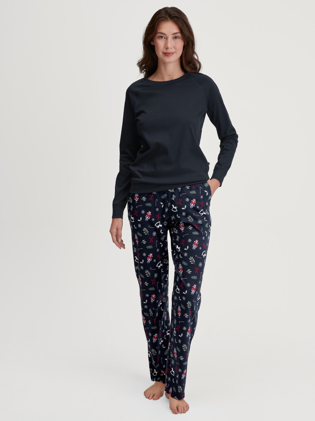 Damen-Model trägt Pyjamahose mit Seitentaschen aus 100% Baumwolle in Blau, Gemustert aus Serie Favourites Holidays von CALIDA, Outfit