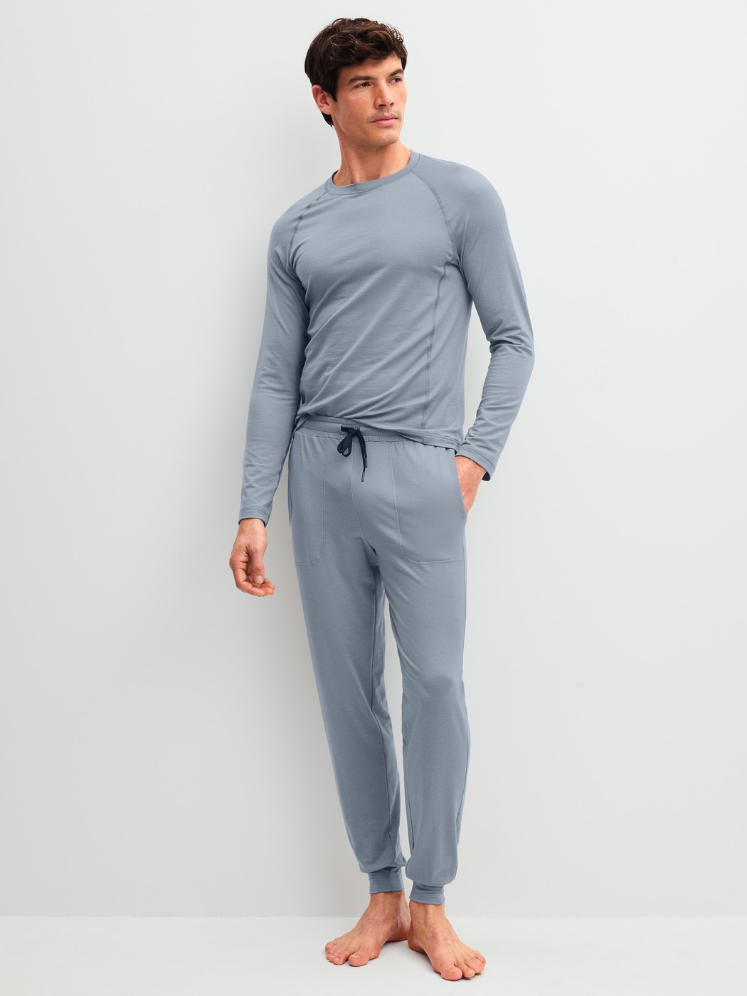 Men model is wearing Pyjama bottom with cuffs made of Lyocell in Grey, Unicoloured from the DSW Warming series by CALIDA, Outfit