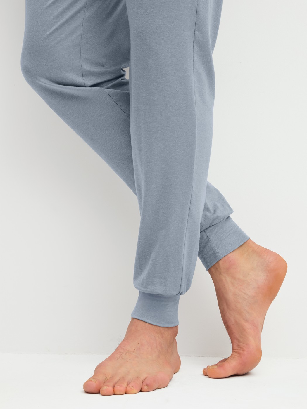 Men model is wearing Pyjama bottom with cuffs made of Lyocell in Grey, Unicoloured from the DSW Warming series by CALIDA, Detail