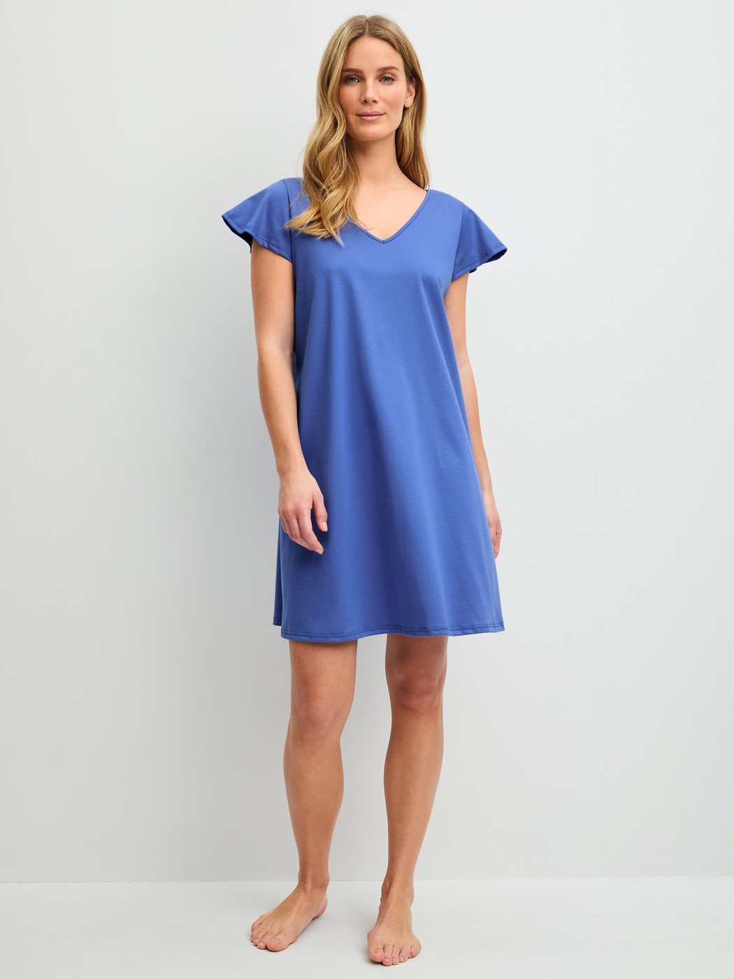Damen-Model trägt Kurzarm-Nachthemd, Länge 90 cm aus 100% Baumwolle in Blau, Einfarbig aus Serie Flower Dreams von CALIDA, Vorderansicht