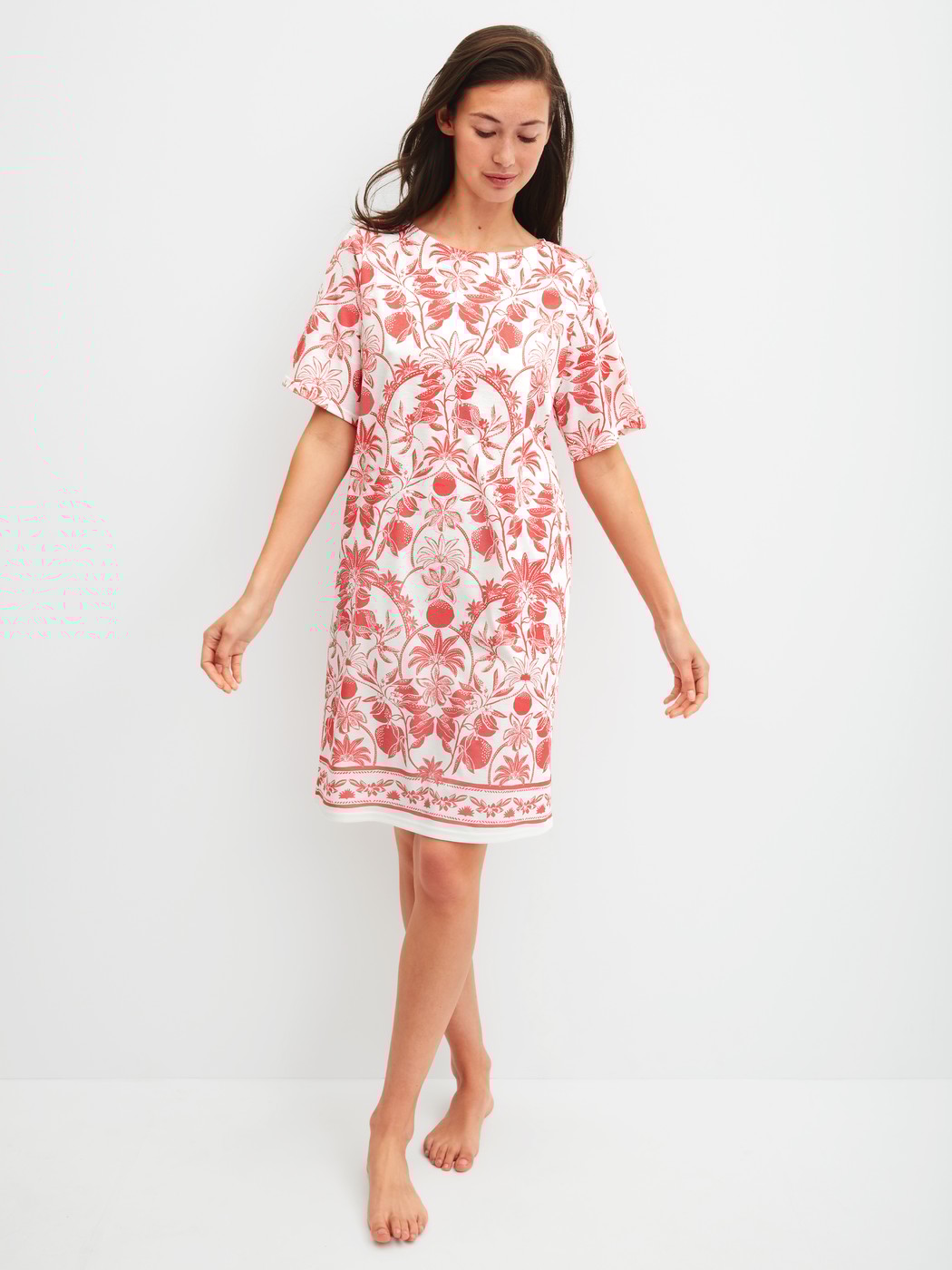 Le mannequin Femme porte le/la Chemise de nuit à manches courtes, longueur 95 cm en 100% coton de couleur Orange, Floral, de la série Favourites Beach de CALIDA, Vue de face