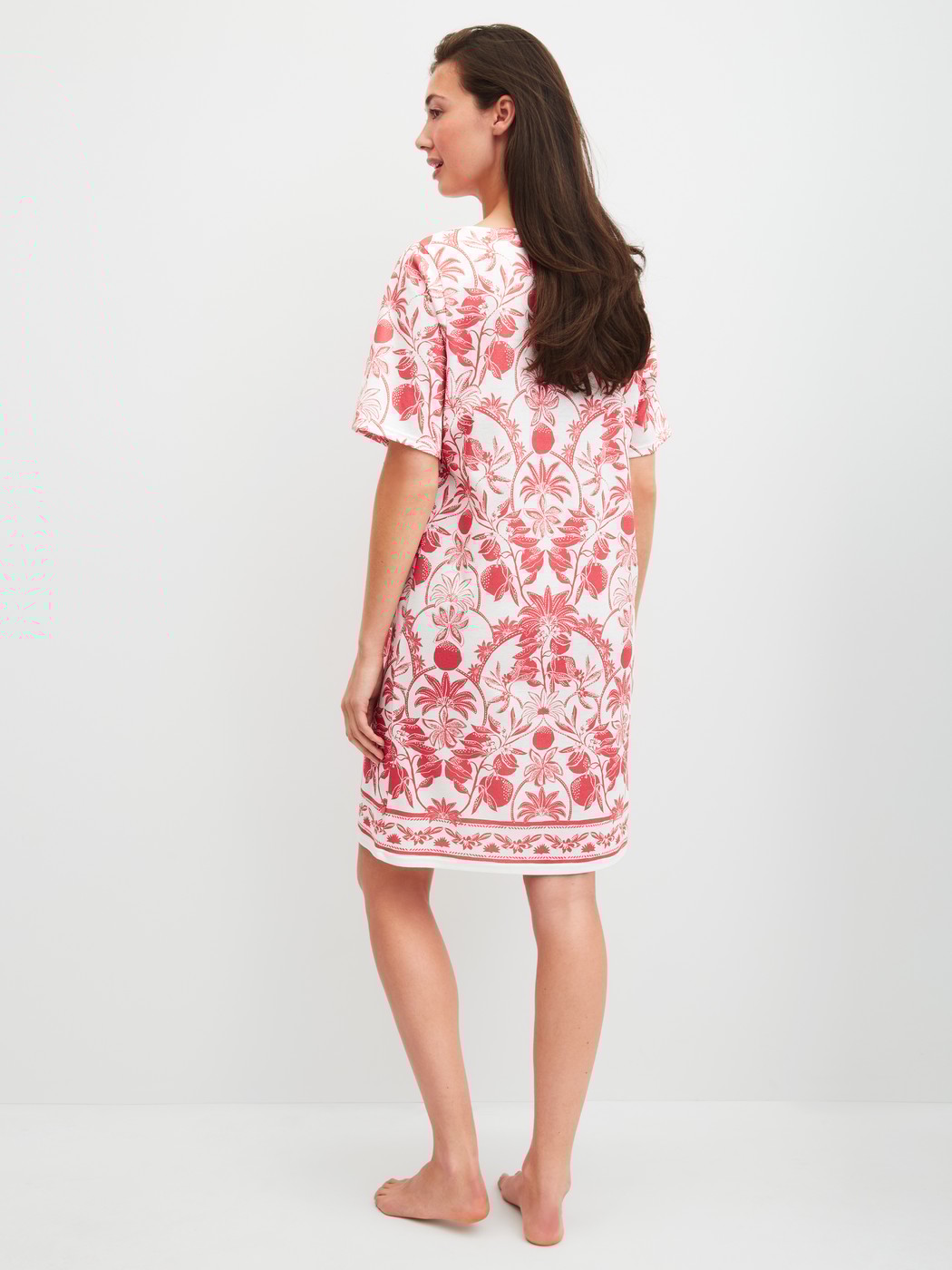 Le mannequin Femme porte le/la Chemise de nuit à manches courtes, longueur 95 cm en 100% coton de couleur Orange, Floral, de la série Favourites Beach de CALIDA, Vue arrière