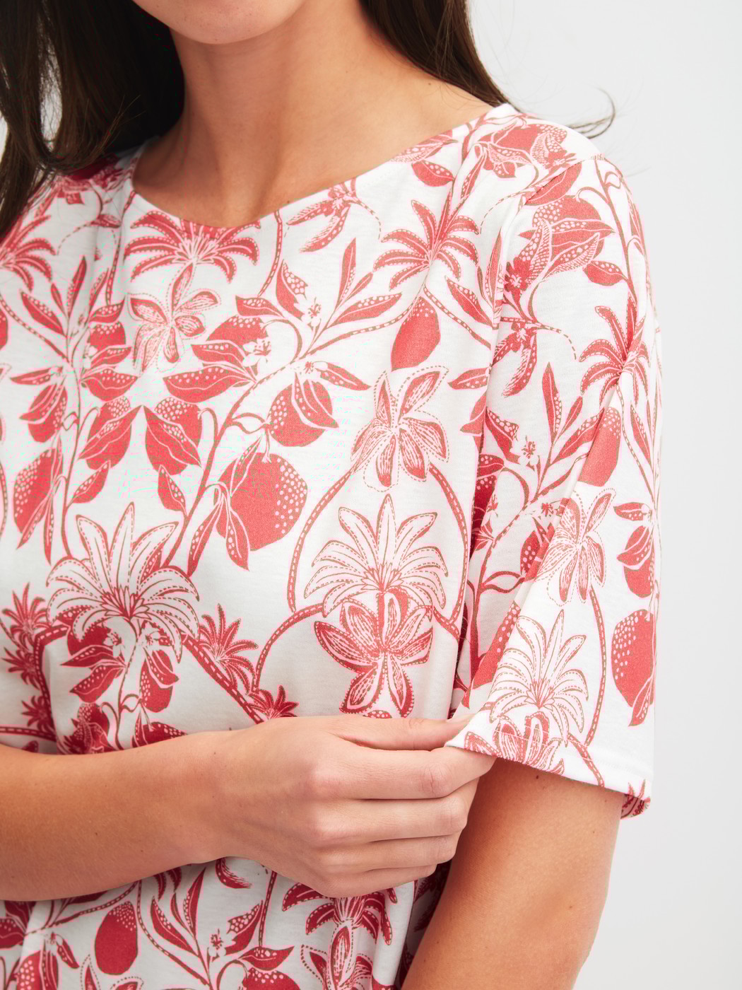 Le mannequin Femme porte le/la Chemise de nuit à manches courtes, longueur 95 cm en 100% coton de couleur Orange, Floral, de la série Favourites Beach de CALIDA, Détail