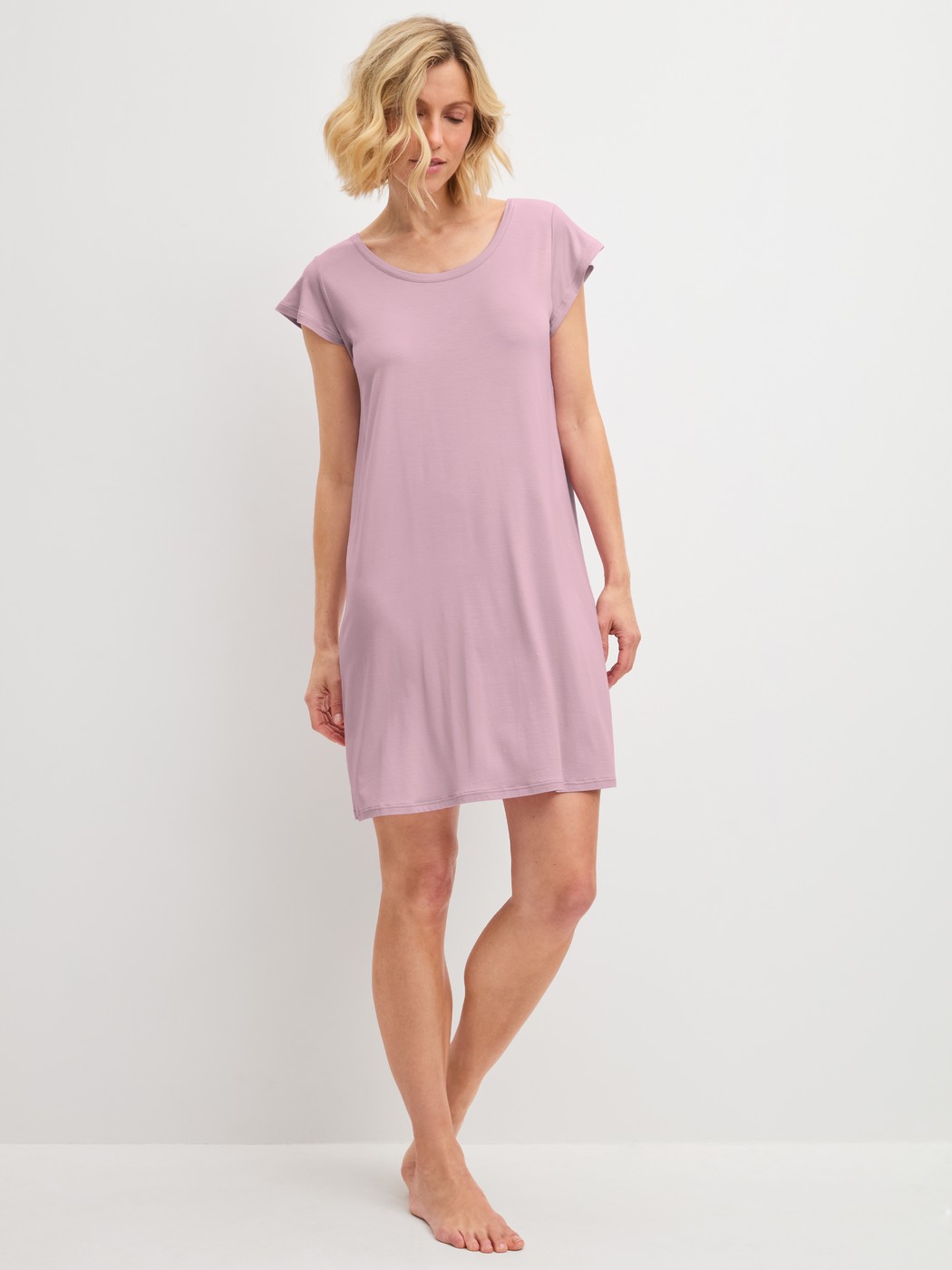 La modella / Il modello Donna indossa Camicia da notte a maniche corte, lunghezza 90 cm in Modal di colore Viola, Tinta unita, della serie DSW Balancing di CALIDA, Vista frontale