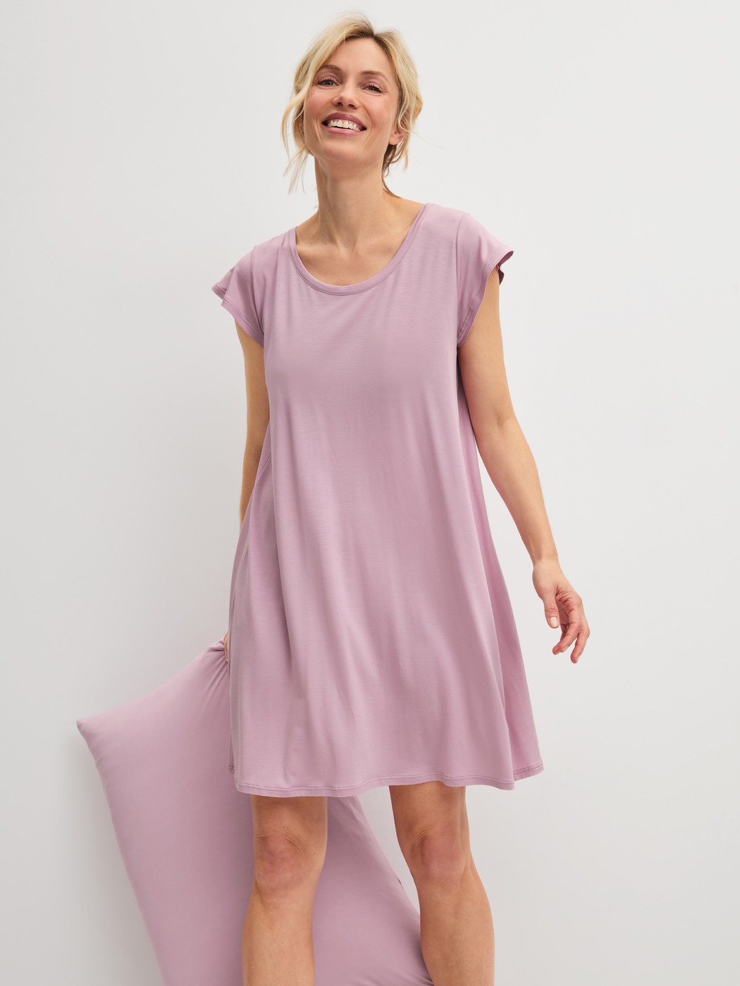 La modella / Il modello Donna indossa Camicia da notte a maniche corte, lunghezza 90 cm in Modal di colore Viola, Tinta unita, della serie DSW Balancing di CALIDA, Immagine aggiuntiva