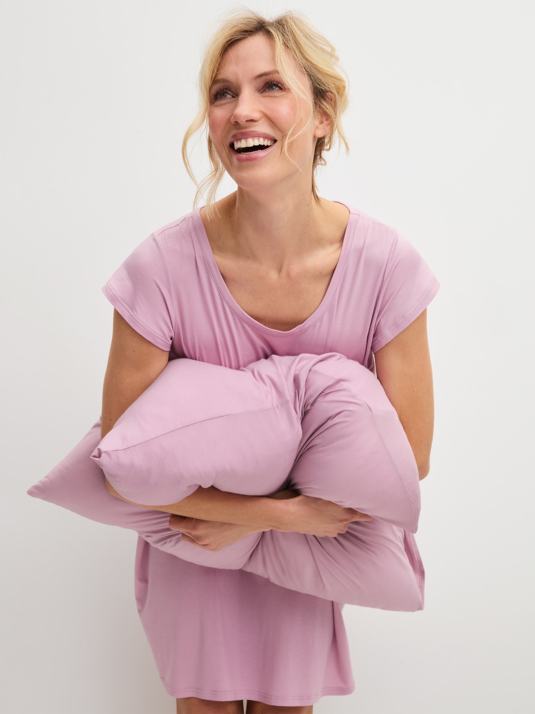 La modella / Il modello Donna indossa Camicia da notte a maniche corte, lunghezza 90 cm in Modal di colore Viola, Tinta unita, della serie DSW Balancing di CALIDA, Immagine aggiuntiva