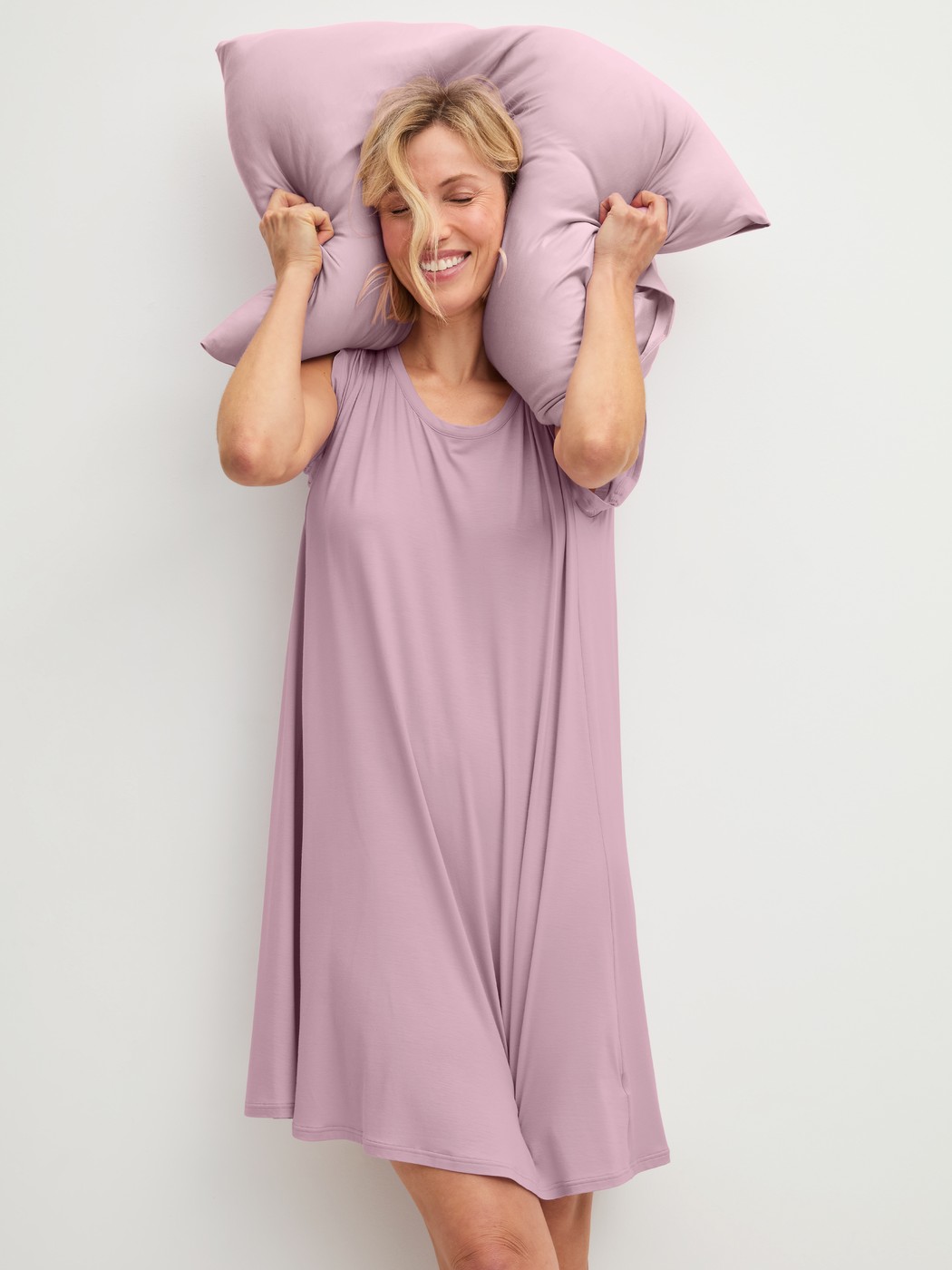 La modella / Il modello Donna indossa Camicia da notte a maniche corte, lunghezza 90 cm in Modal di colore Viola, Tinta unita, della serie DSW Balancing di CALIDA, Immagine aggiuntiva