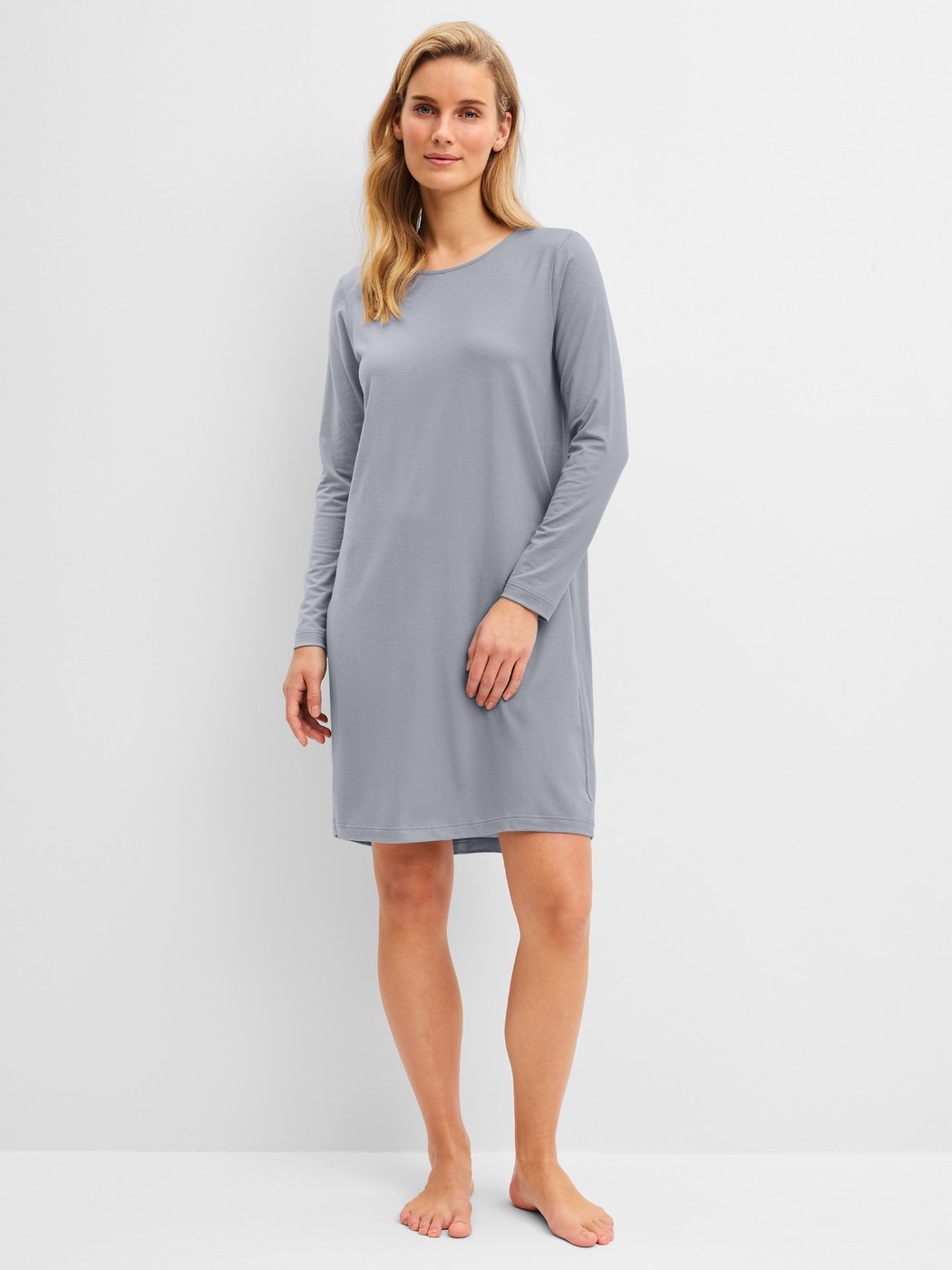 Damen-Model trägt Langarm-Nachthemd, Länge 95 cm aus Lyocell in Grau, Einfarbig aus Serie DSW Warming von CALIDA, Vorderansicht