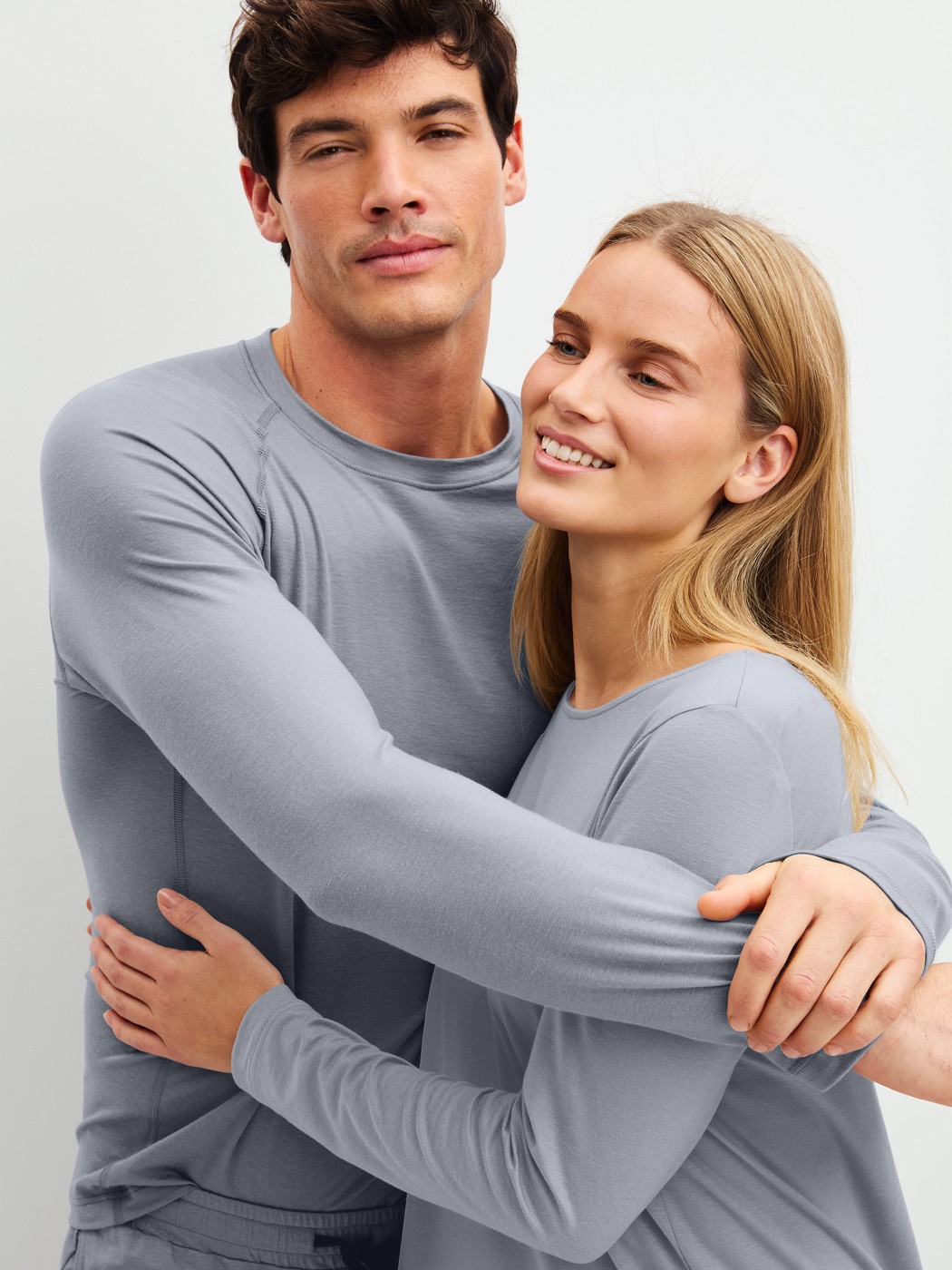 Damen-Model trägt Langarm-Nachthemd, Länge 95 cm aus Lyocell in Grau, Einfarbig aus Serie DSW Warming von CALIDA, Zusatzbild