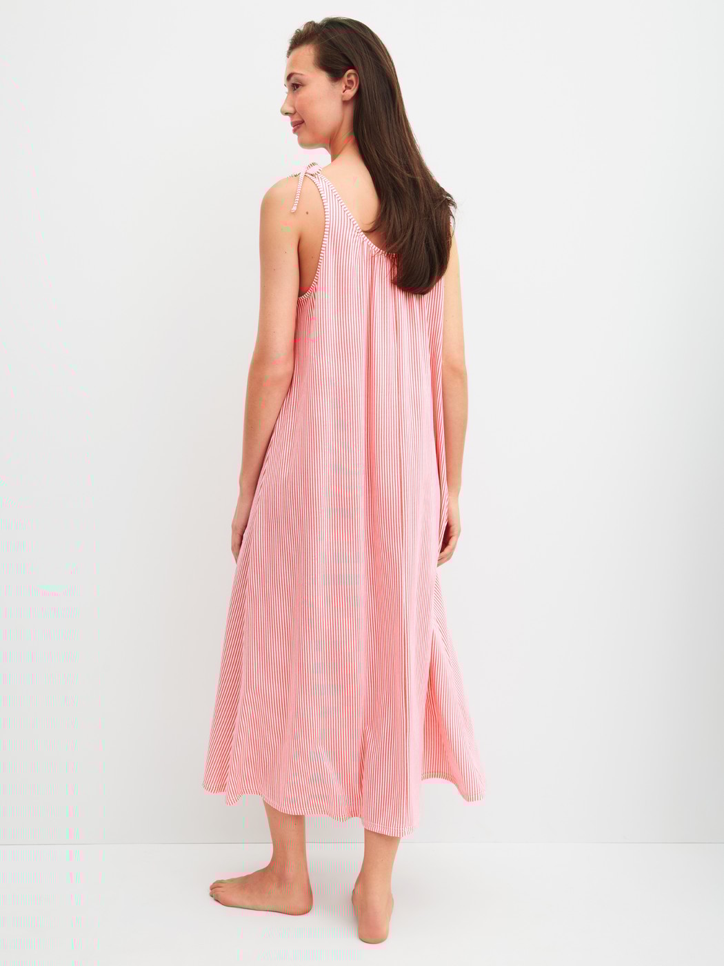 La modella / Il modello Donna indossa Camicia da notte, lunghezza 125 cm in Cotone di colore Rosa, Tinta unita, della serie Favourites Beach di CALIDA, Vista posteriore