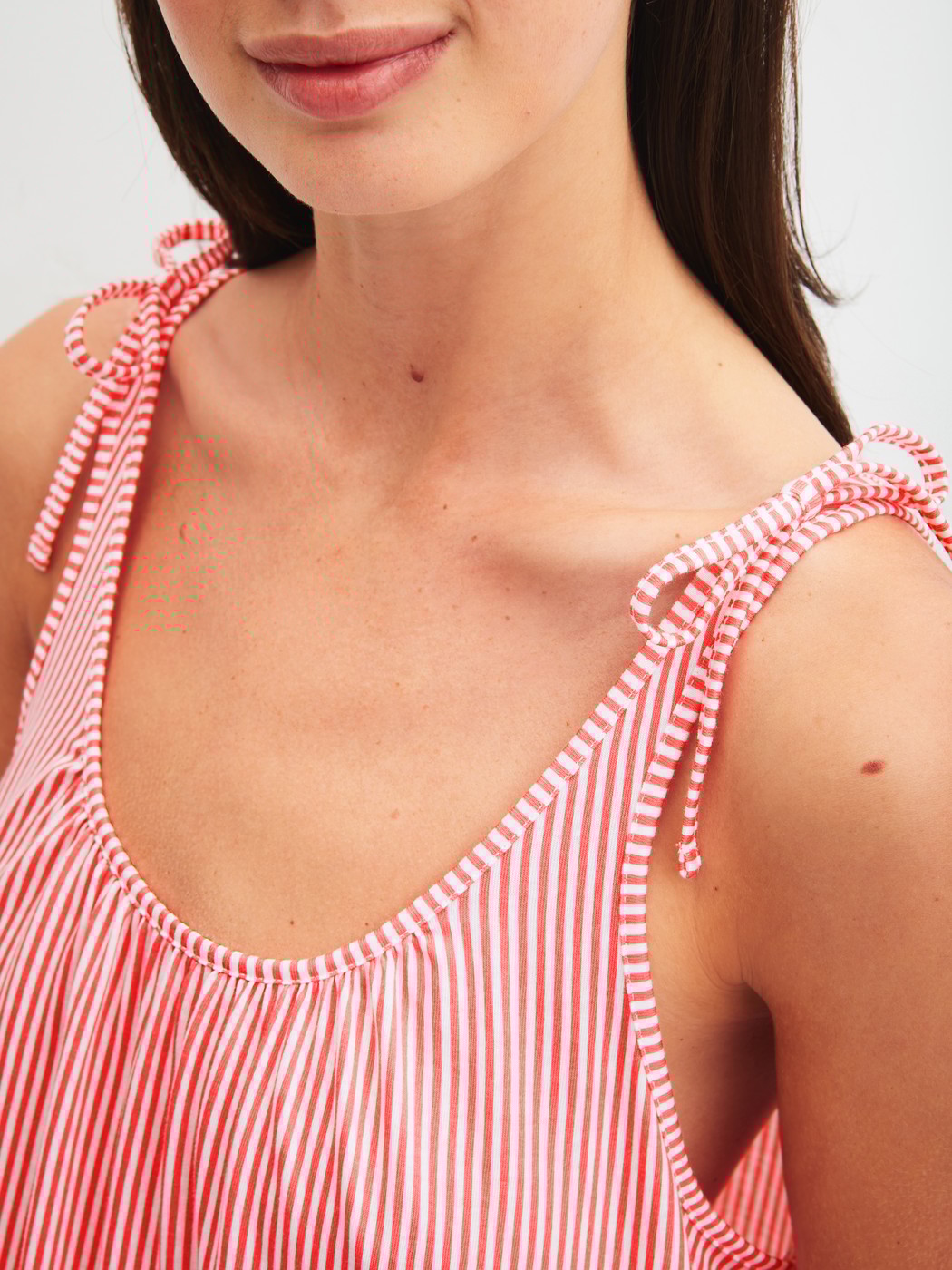 La modella / Il modello Donna indossa Camicia da notte, lunghezza 125 cm in Cotone di colore Rosa, Tinta unita, della serie Favourites Beach di CALIDA, Dettaglio