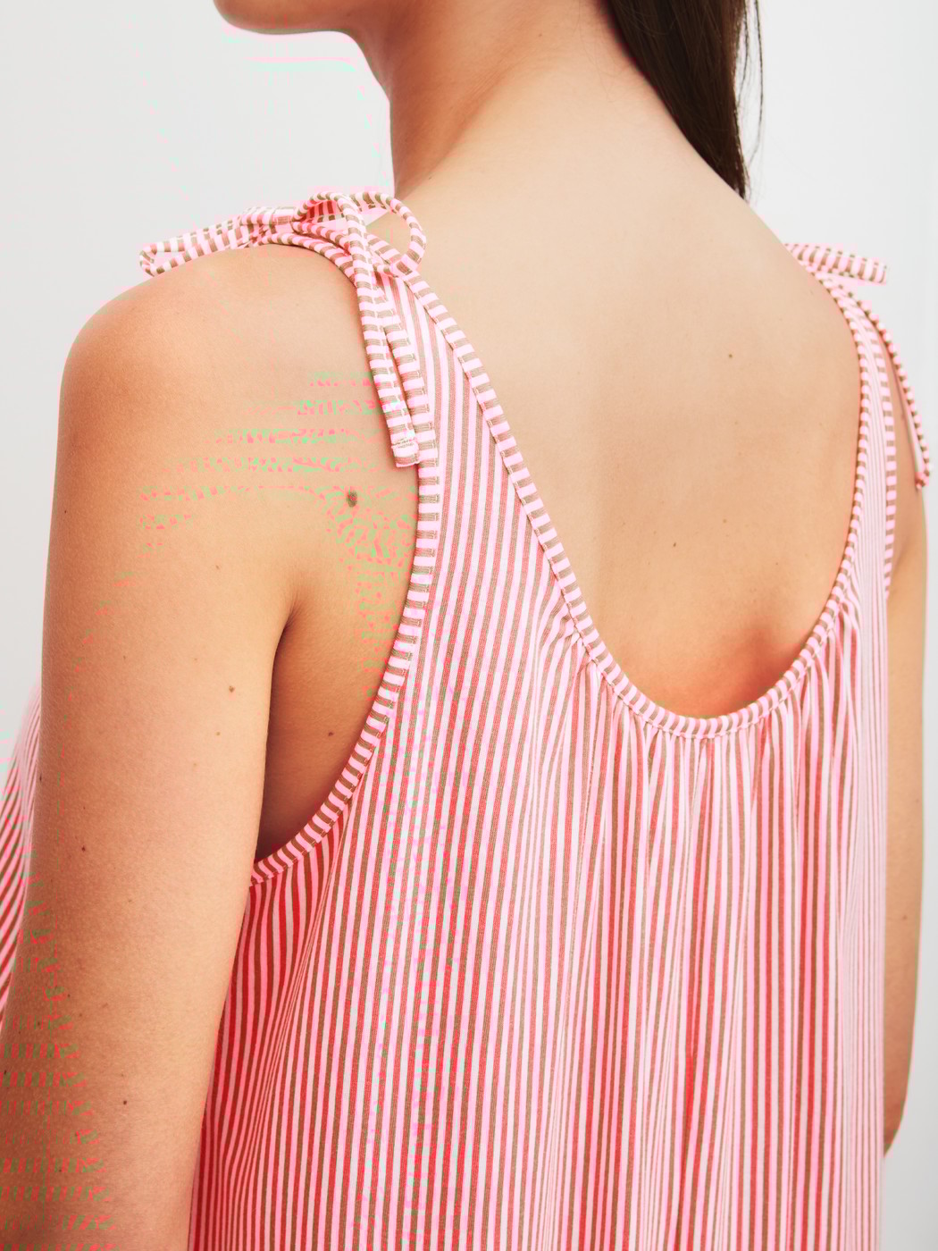 La modella / Il modello Donna indossa Camicia da notte, lunghezza 125 cm in Cotone di colore Rosa, Tinta unita, della serie Favourites Beach di CALIDA, Dettaglio