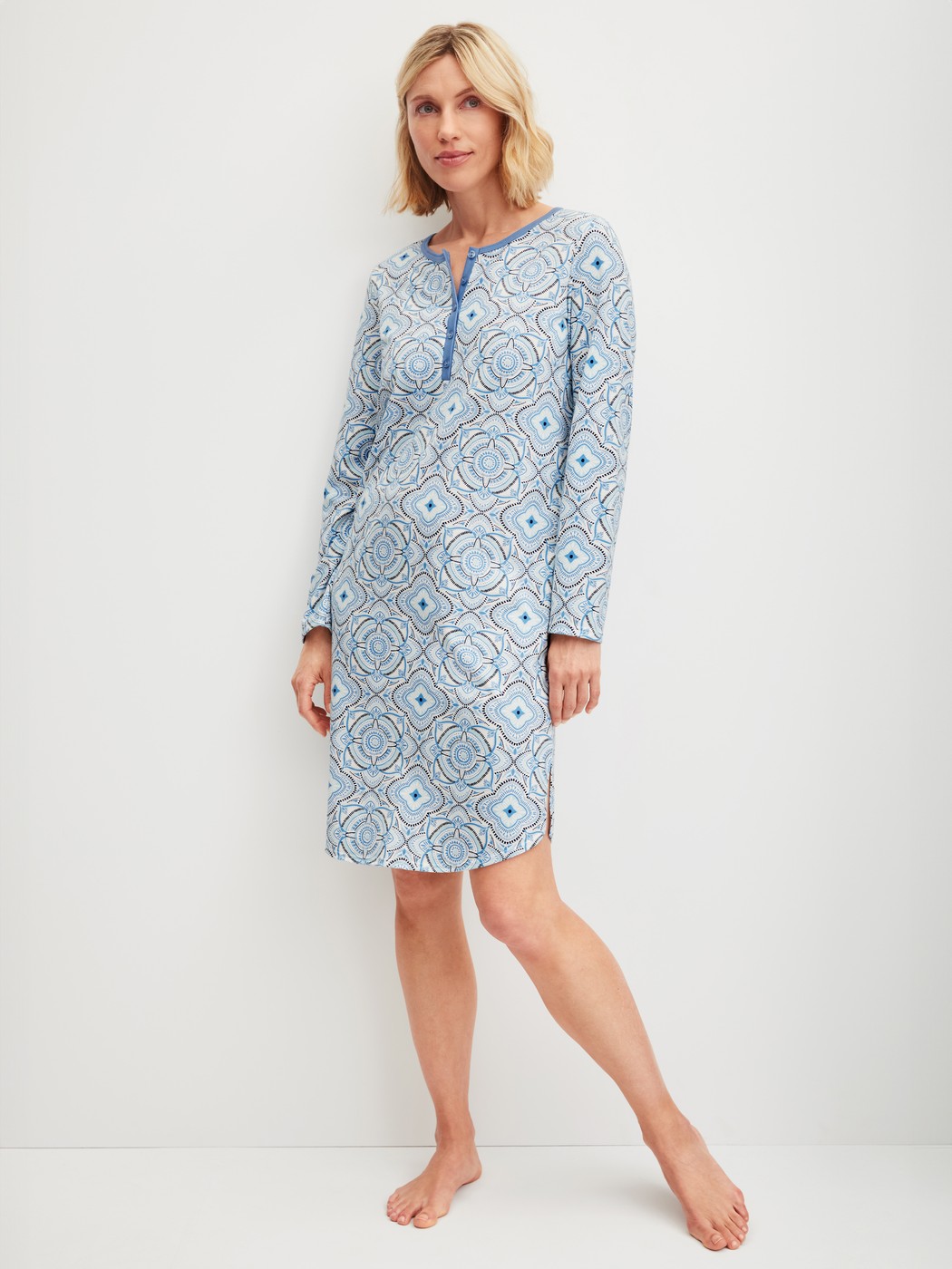 Damen-Model trägt Langarm-Nachthemd, Länge 100 cm aus 100% Baumwolle in Blau, Gemustert aus Serie Cotton Special von CALIDA, Vorderansicht